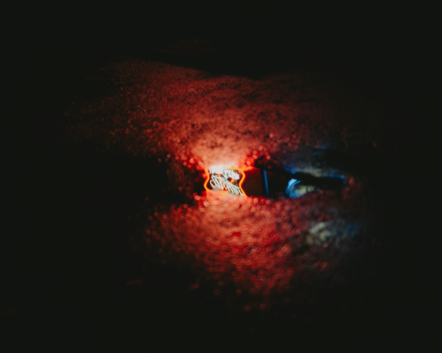 Scène avec un petit objet émettant une lumière rouge et bleue sur fond sombre