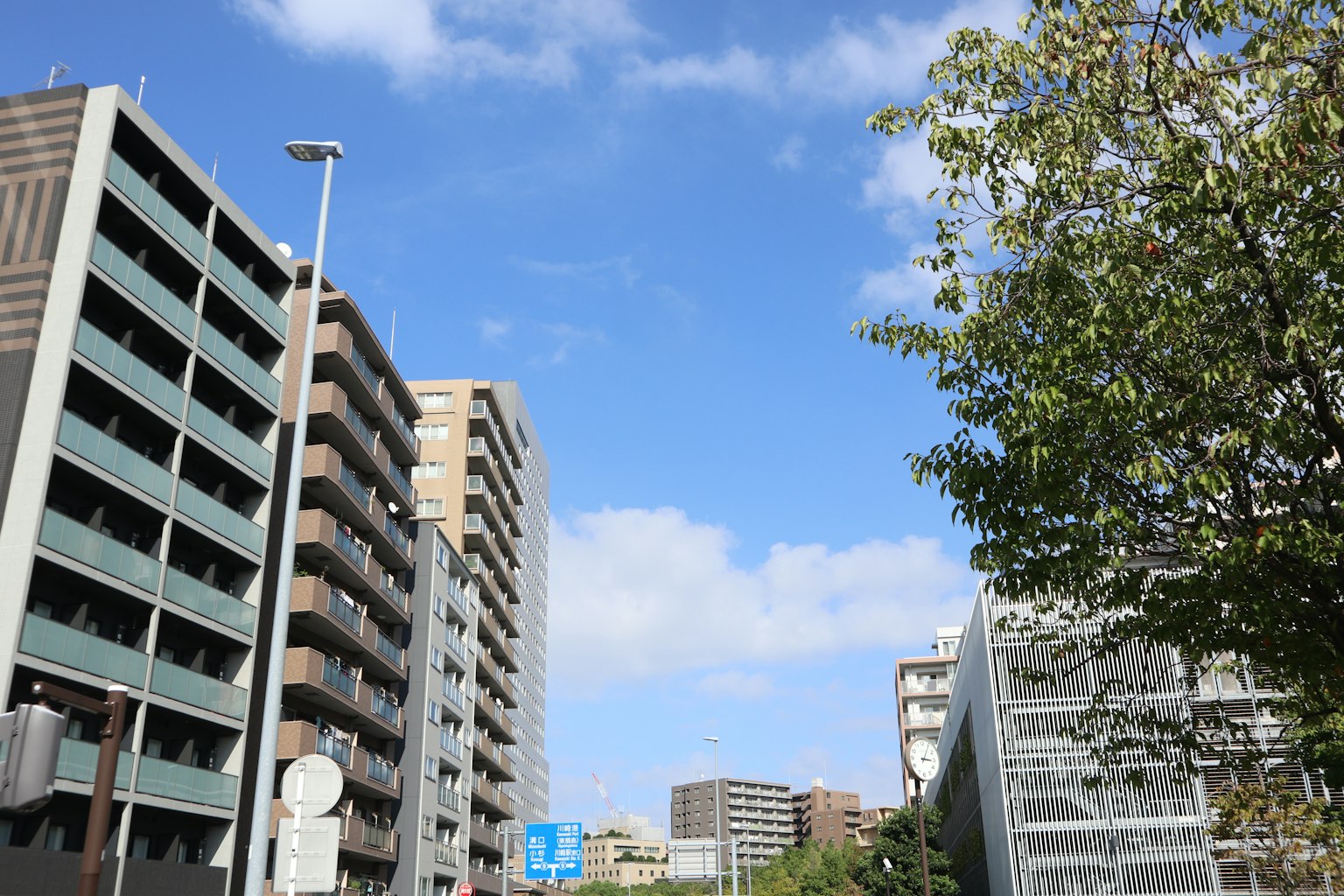 城市风景，蓝天和建筑物