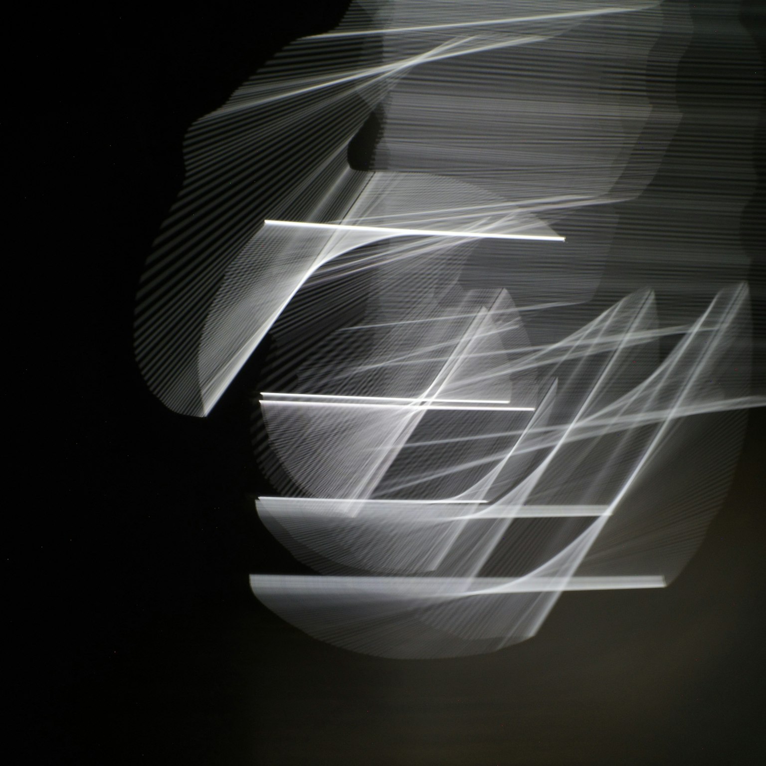 抽象的な白い線が交差する動きのある画像