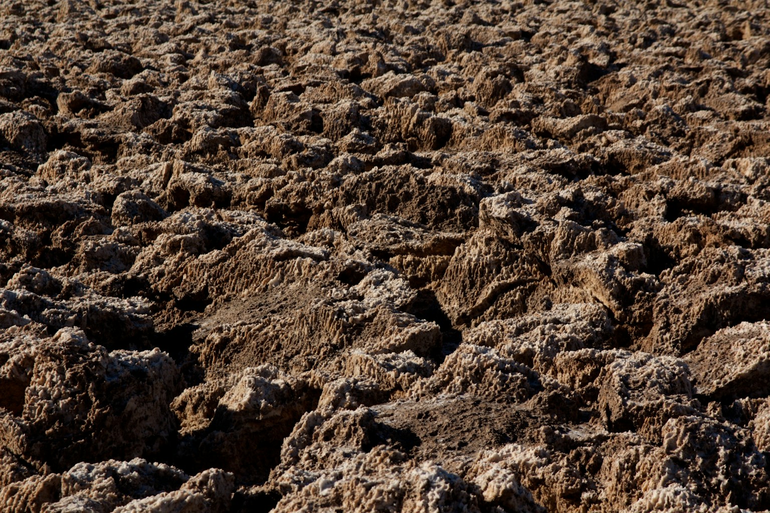 พื้นผิวดินแห้งที่แตกร้าวด้วยพื้นผิวขรุขระ