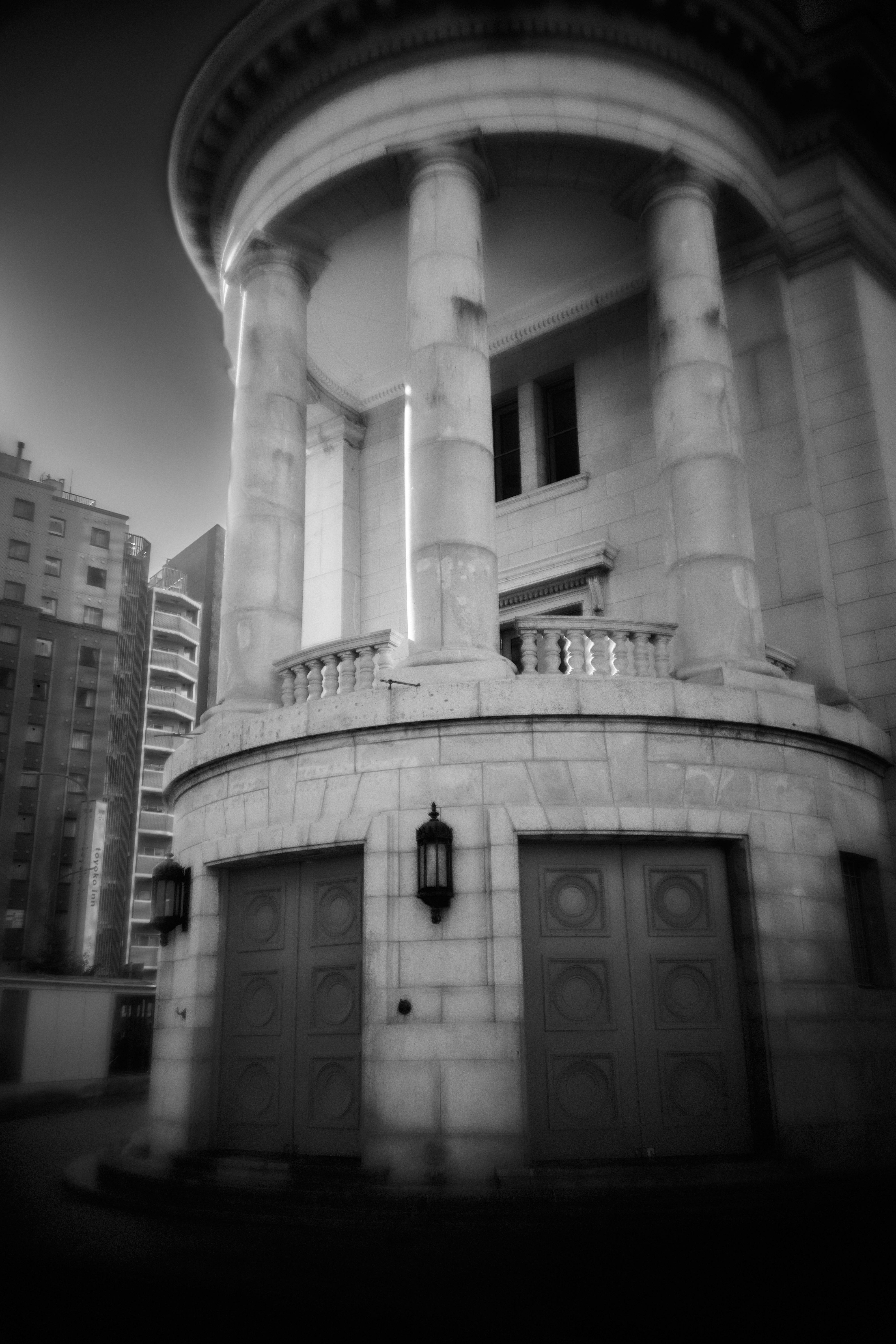 exterior de un edificio clásico con columnas