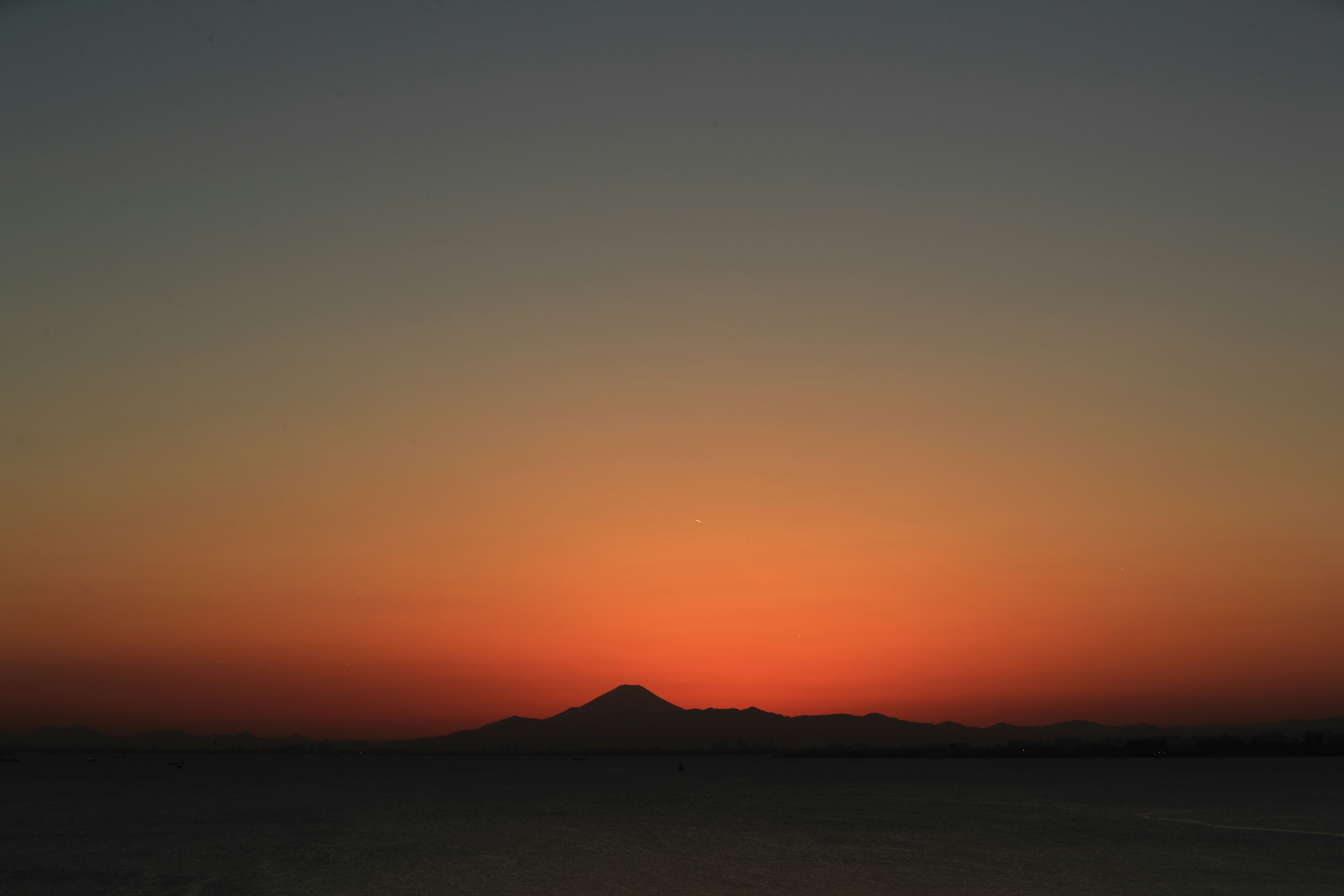 Il monte Fuji e un tramonto sul mare