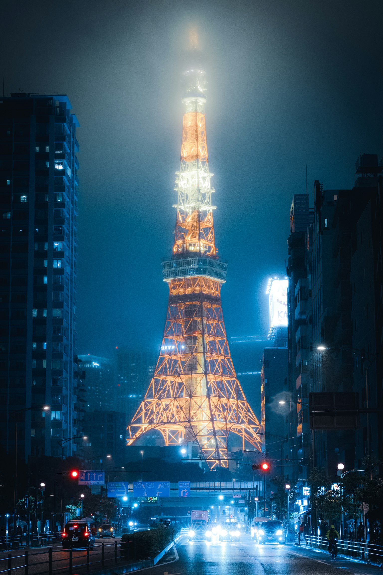 Tour de Tokyo illuminée dans une scène nocturne brumeuse