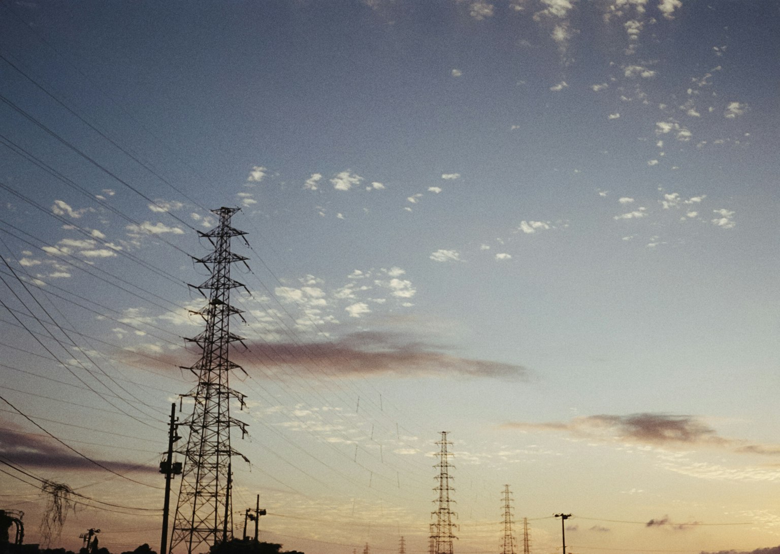 夕阳下电线和塔的轮廓