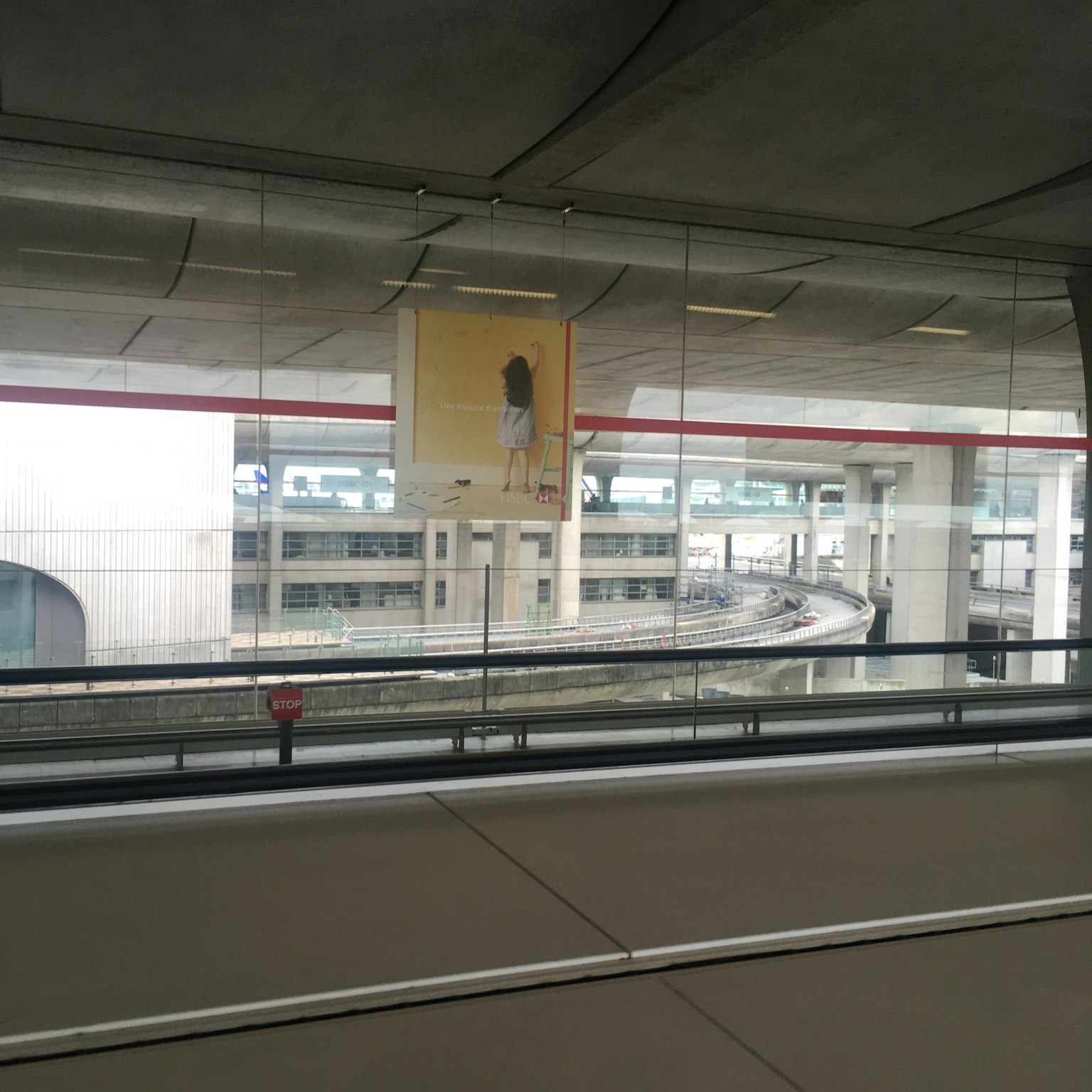 공항 대기실에서 보이는 포스터와 기차 선로