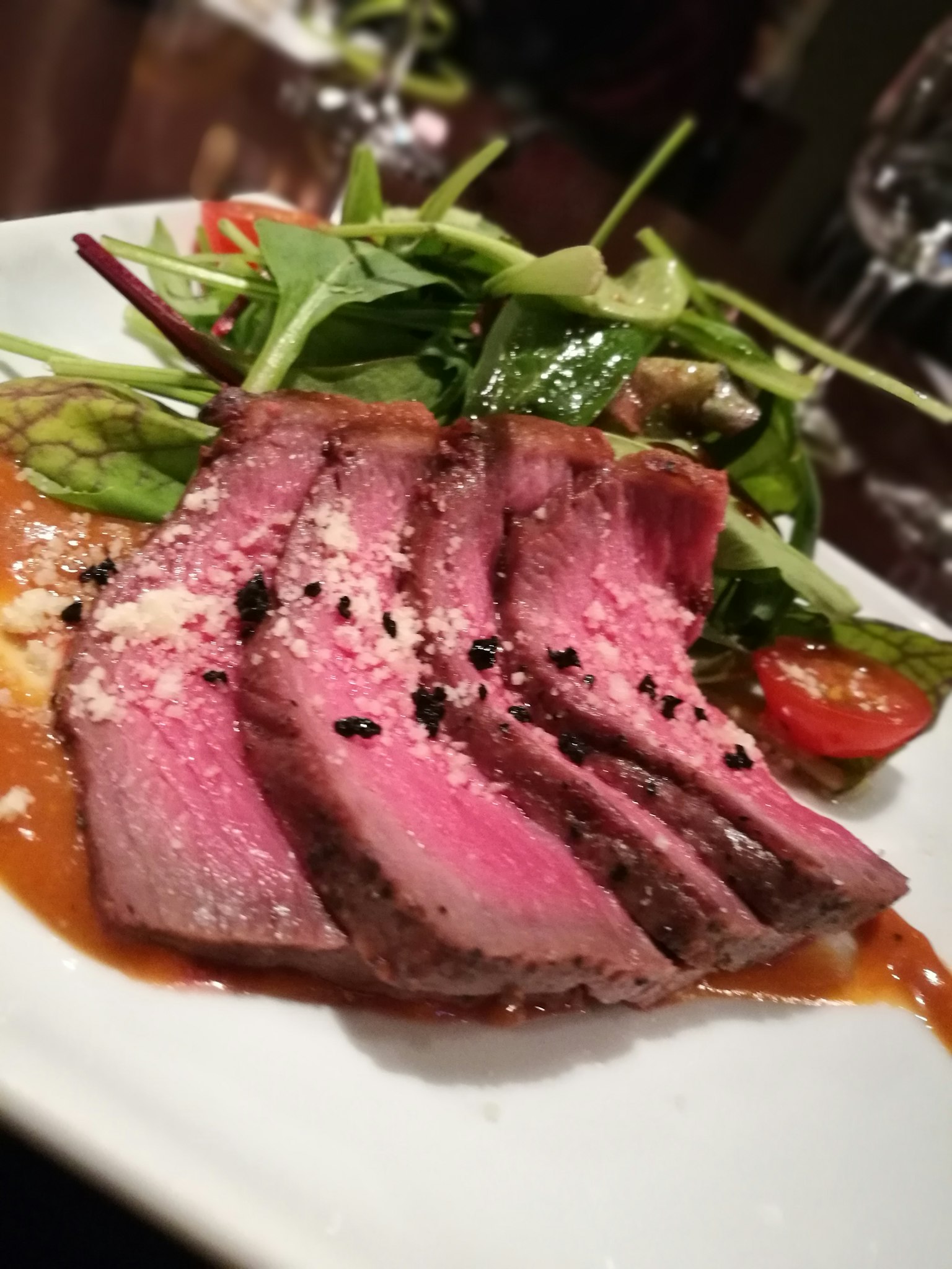 Boeuf rôti tranché servi avec une salade fraîche et une sauce