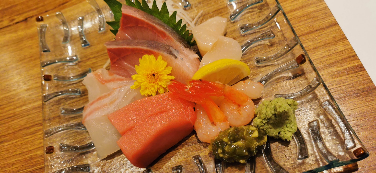 Món sashimi đẹp với cá tươi và trang trí hoa