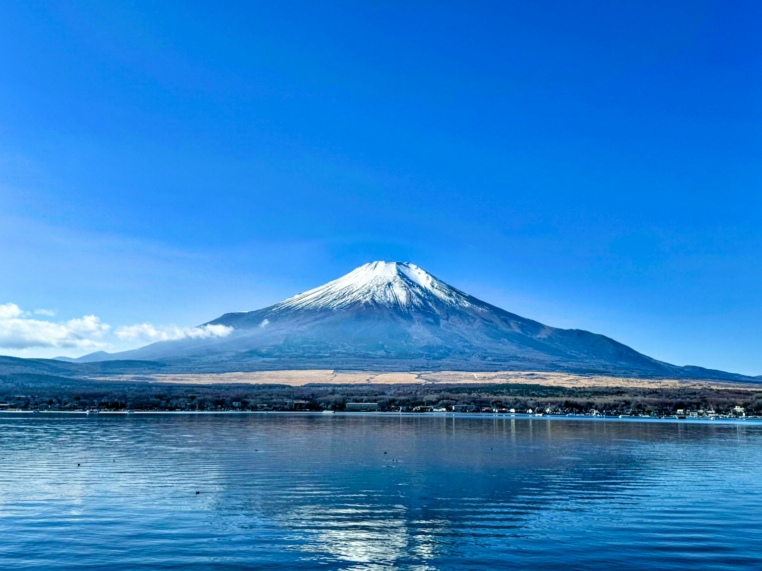 Schöne Aussicht auf den Fuji mit klarem blauen Himmel und Spiegelung im ruhigen See