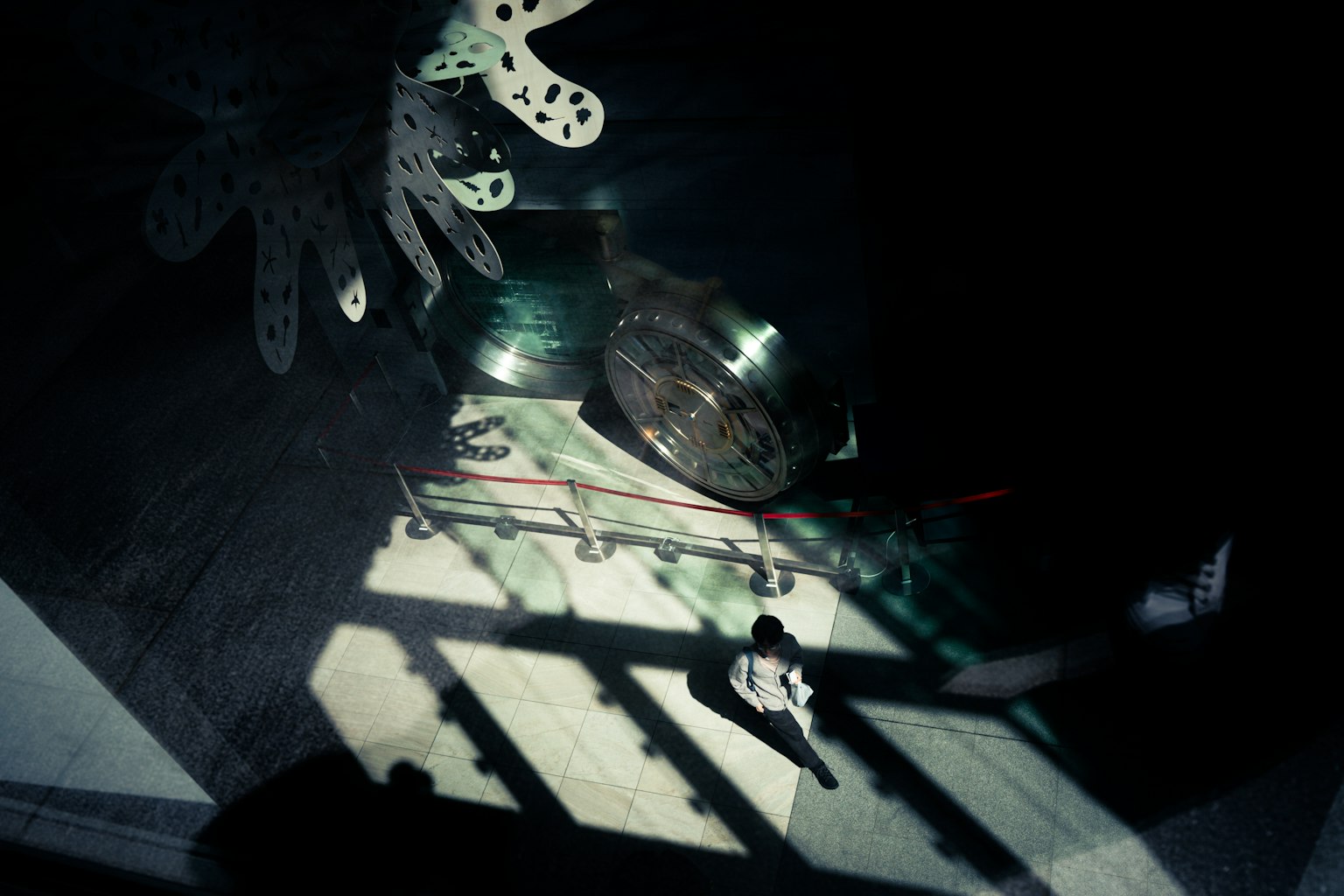 Szene mit dekorativen Objekten und Schatten in einem dunklen Raum