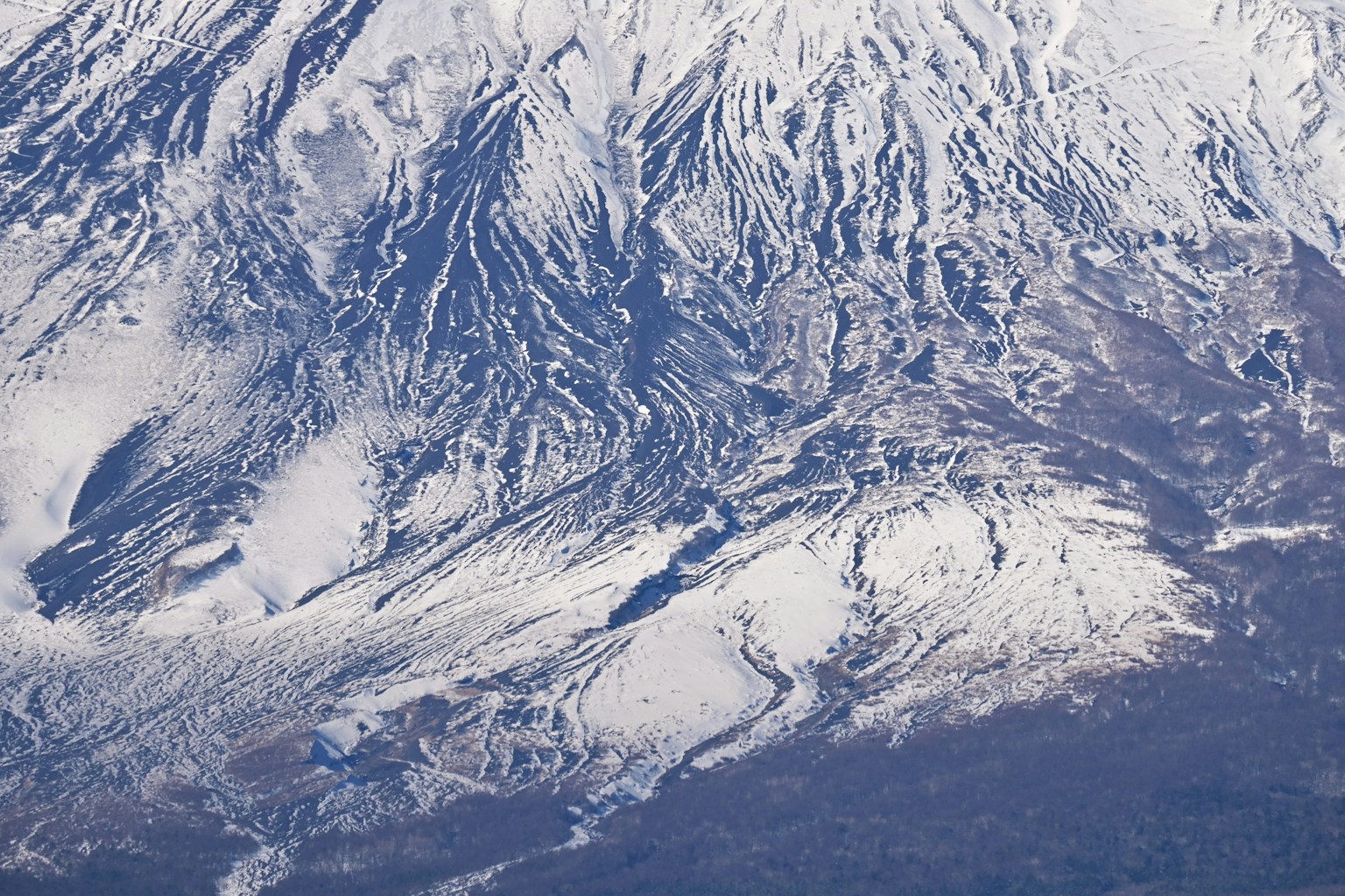 Terreno detallado de montañas nevadas