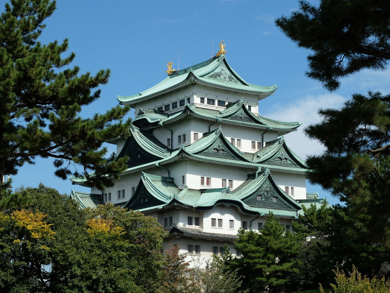 Castillo de Nagoya con hermosa arquitectura techos verdes y cielo azul