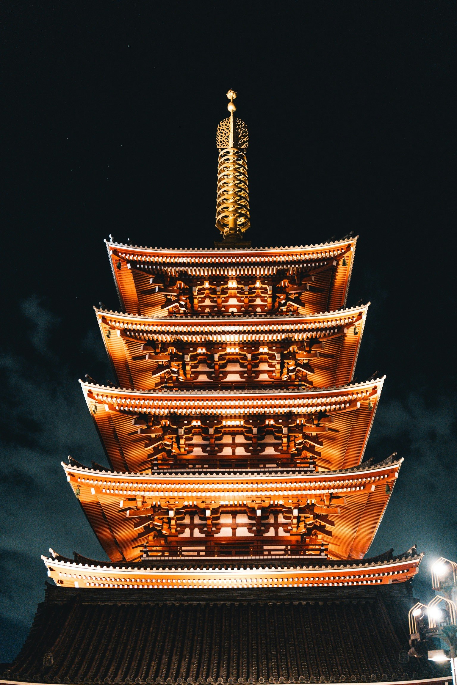 夜间照亮的美丽五层塔