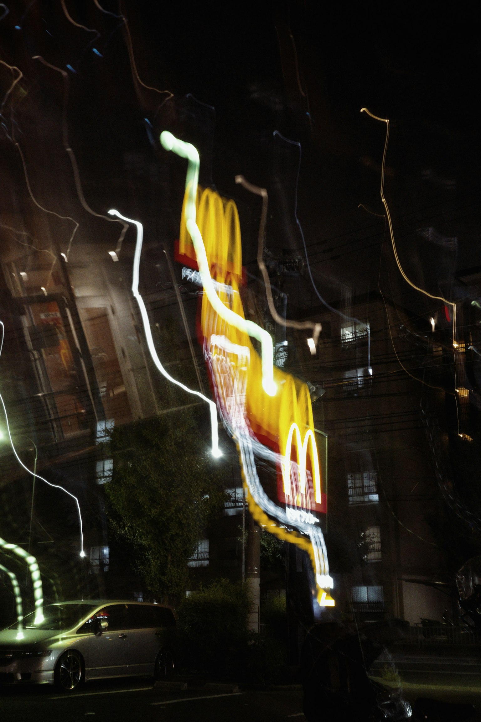 Image floue d'un panneau McDonald's la nuit