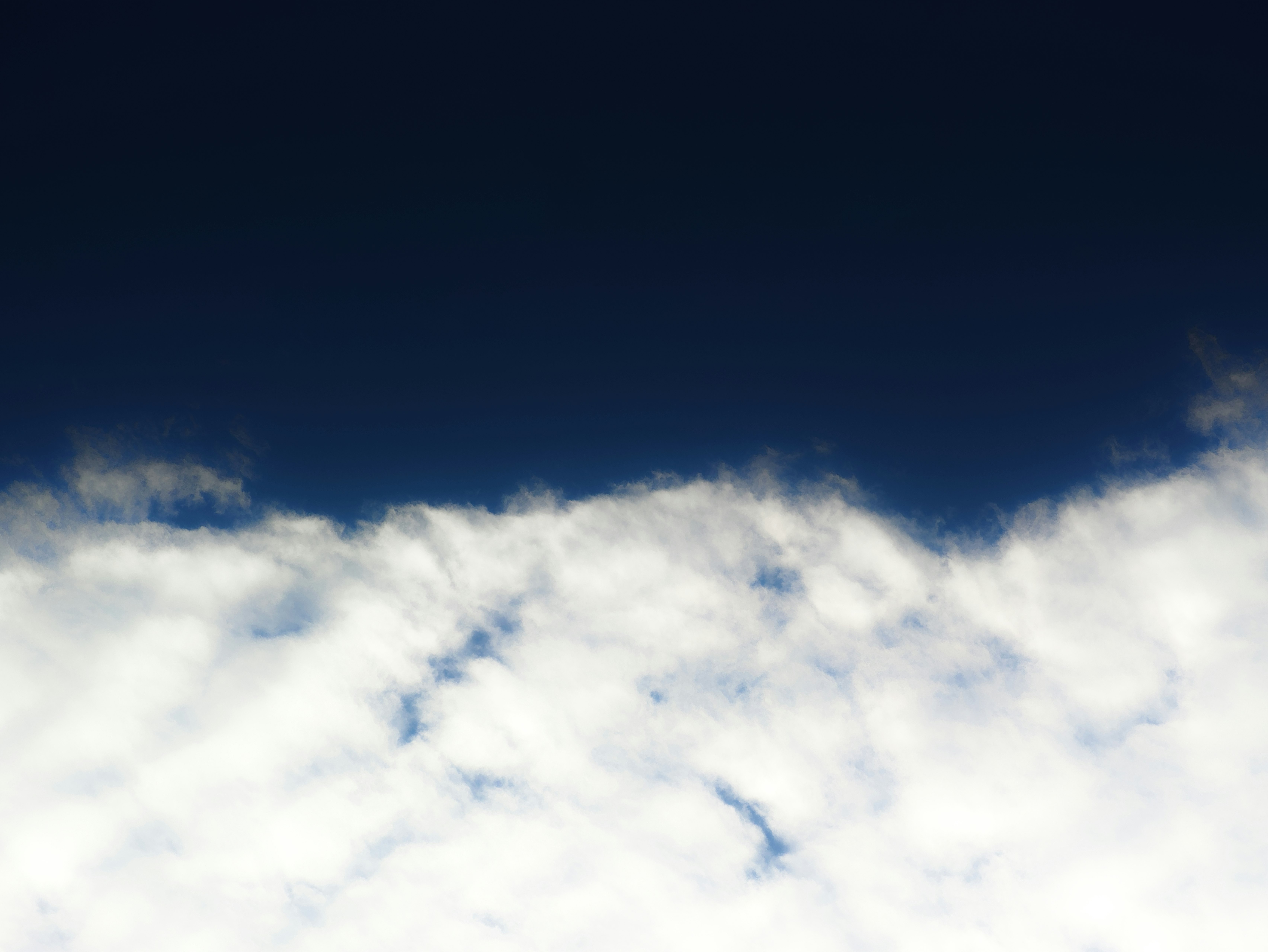 青空の下に広がる雲の表情