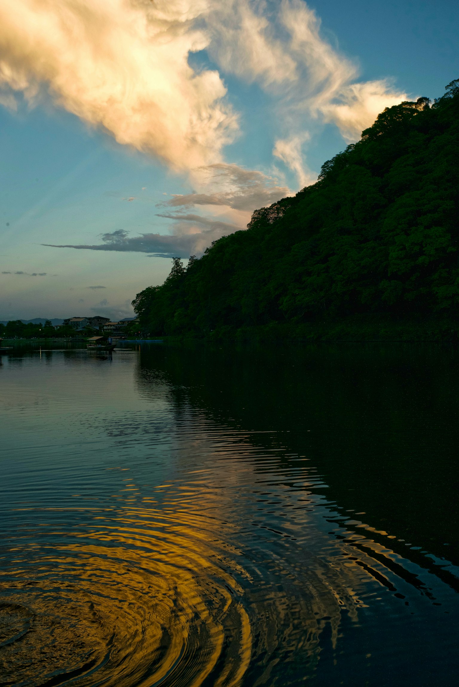 Malersicher Blick auf Wolken und grüne Bäume, die sich in einem ruhigen See spiegeln