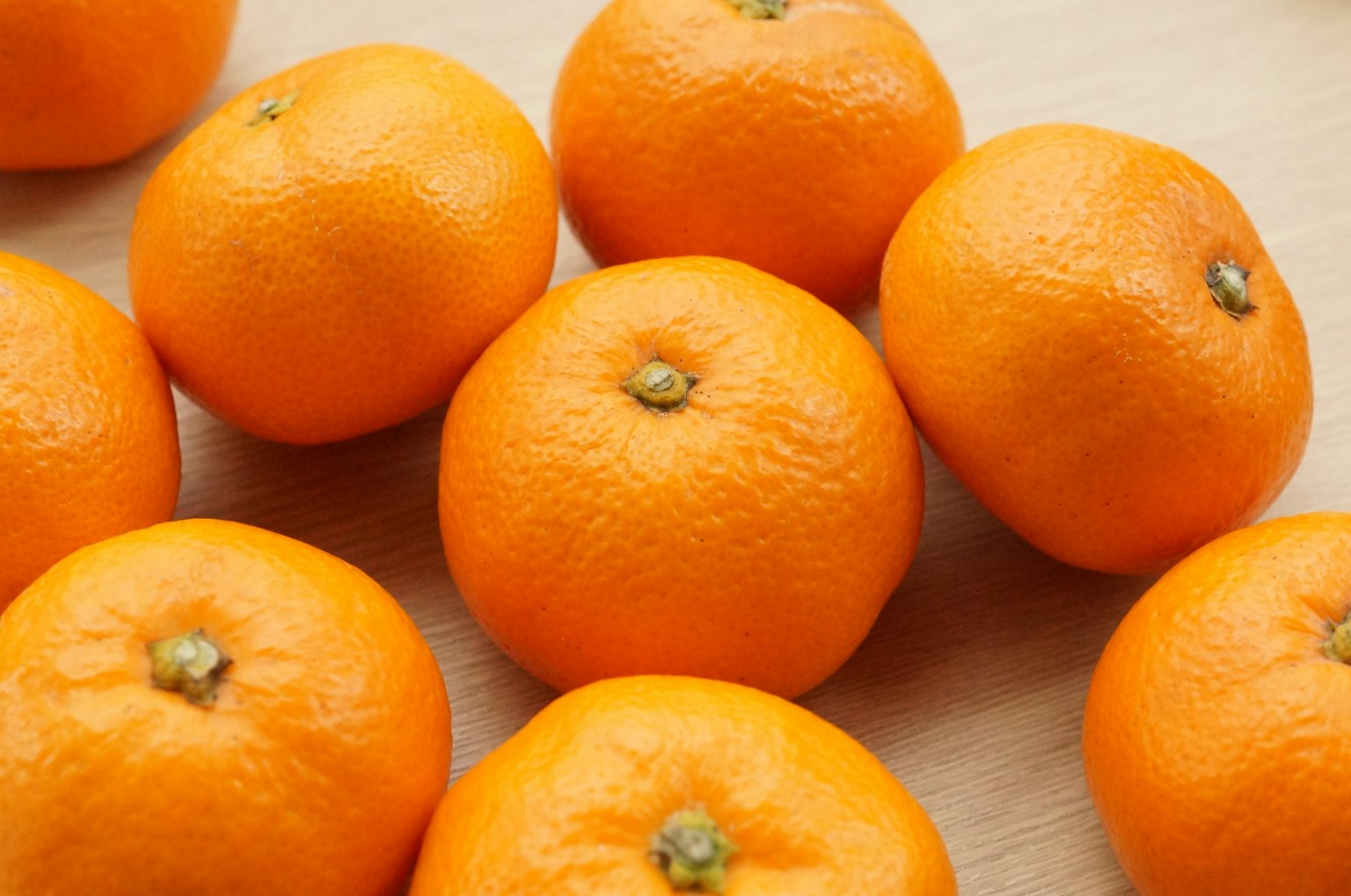 Sekelompok mandarin oranye cerah di atas permukaan kayu