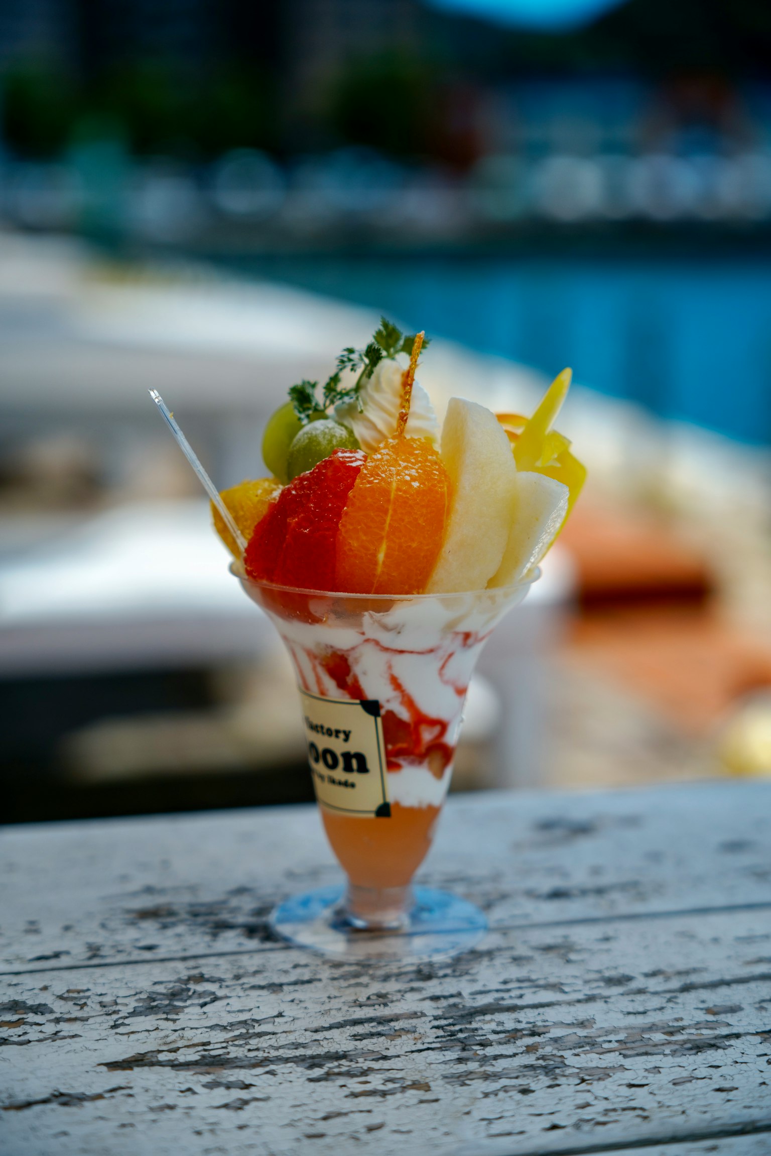 Parfait es krim berwarna-warni yang dihiasi dengan berbagai buah