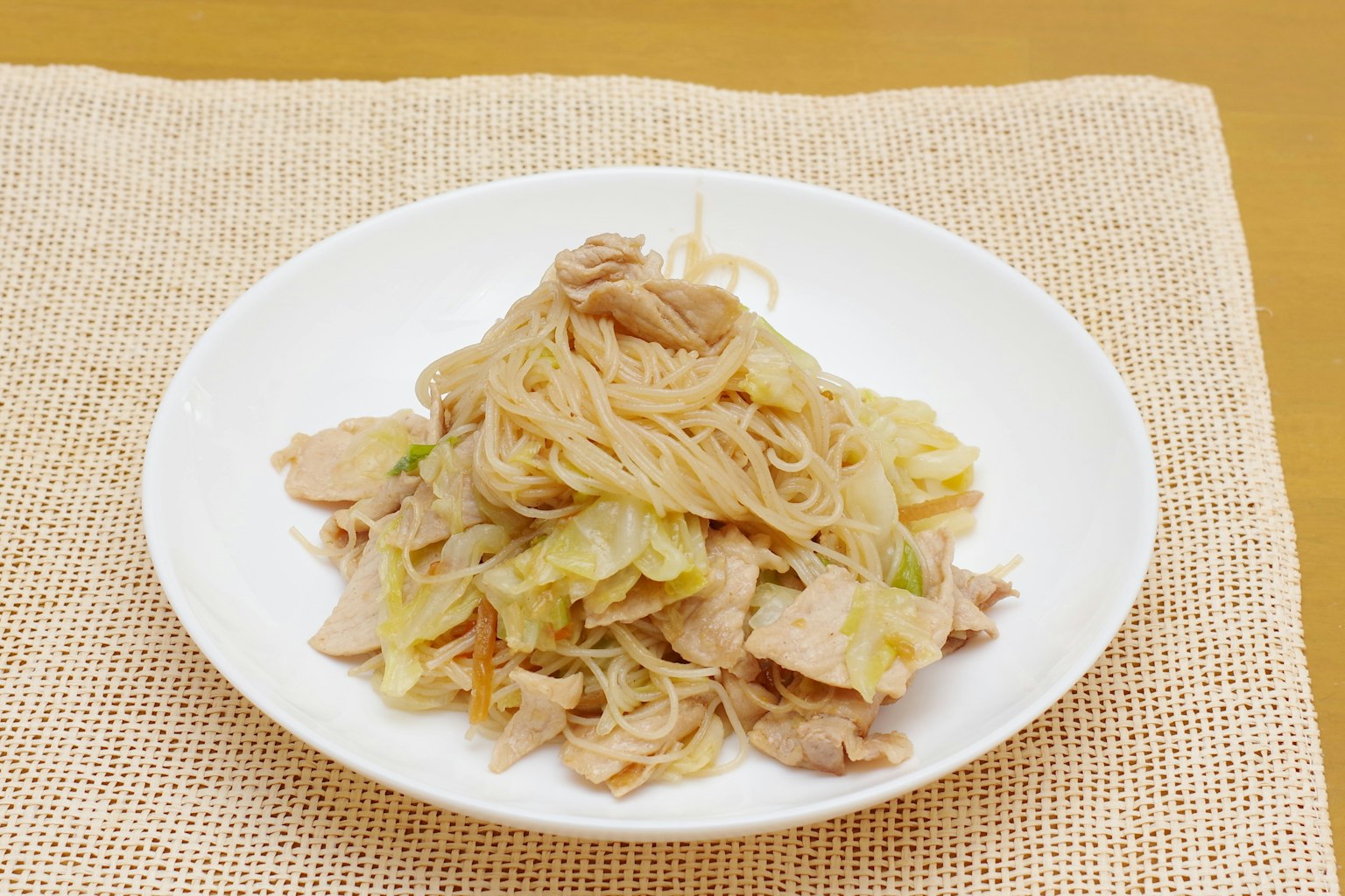 盘子里的炒猪肉和卷心菜