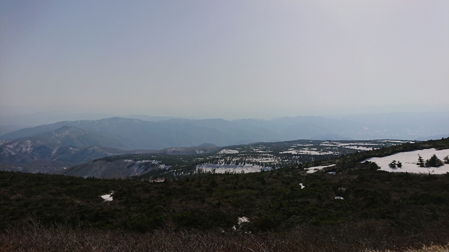 有残雪和远处山脉的山脉景观
