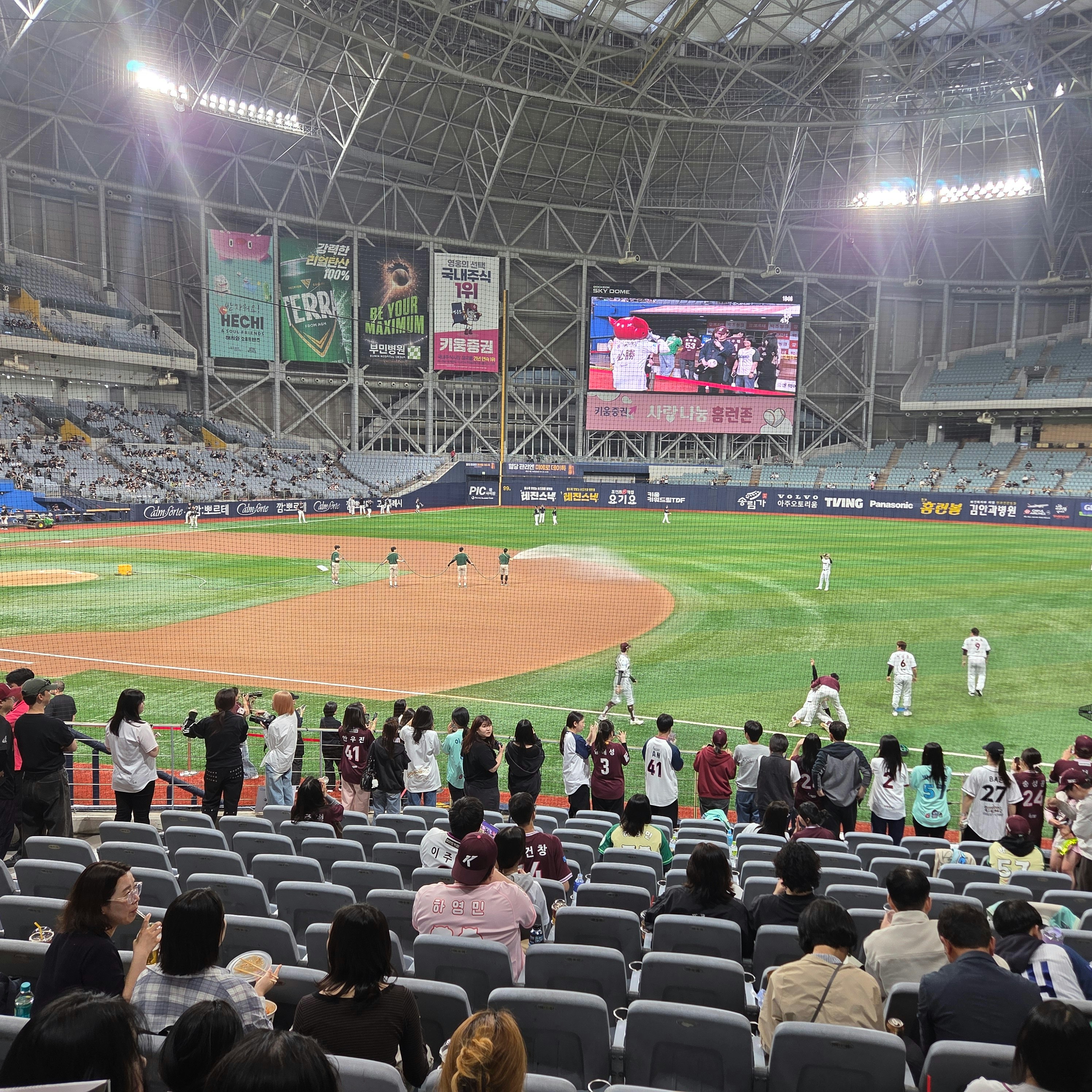 スタジアムの観客席とグラウンドの試合風景
