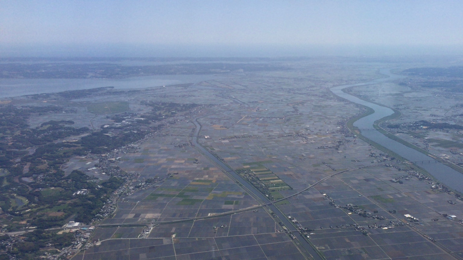 Vista aérea de vastos cuerpos de agua y paisaje fluvial