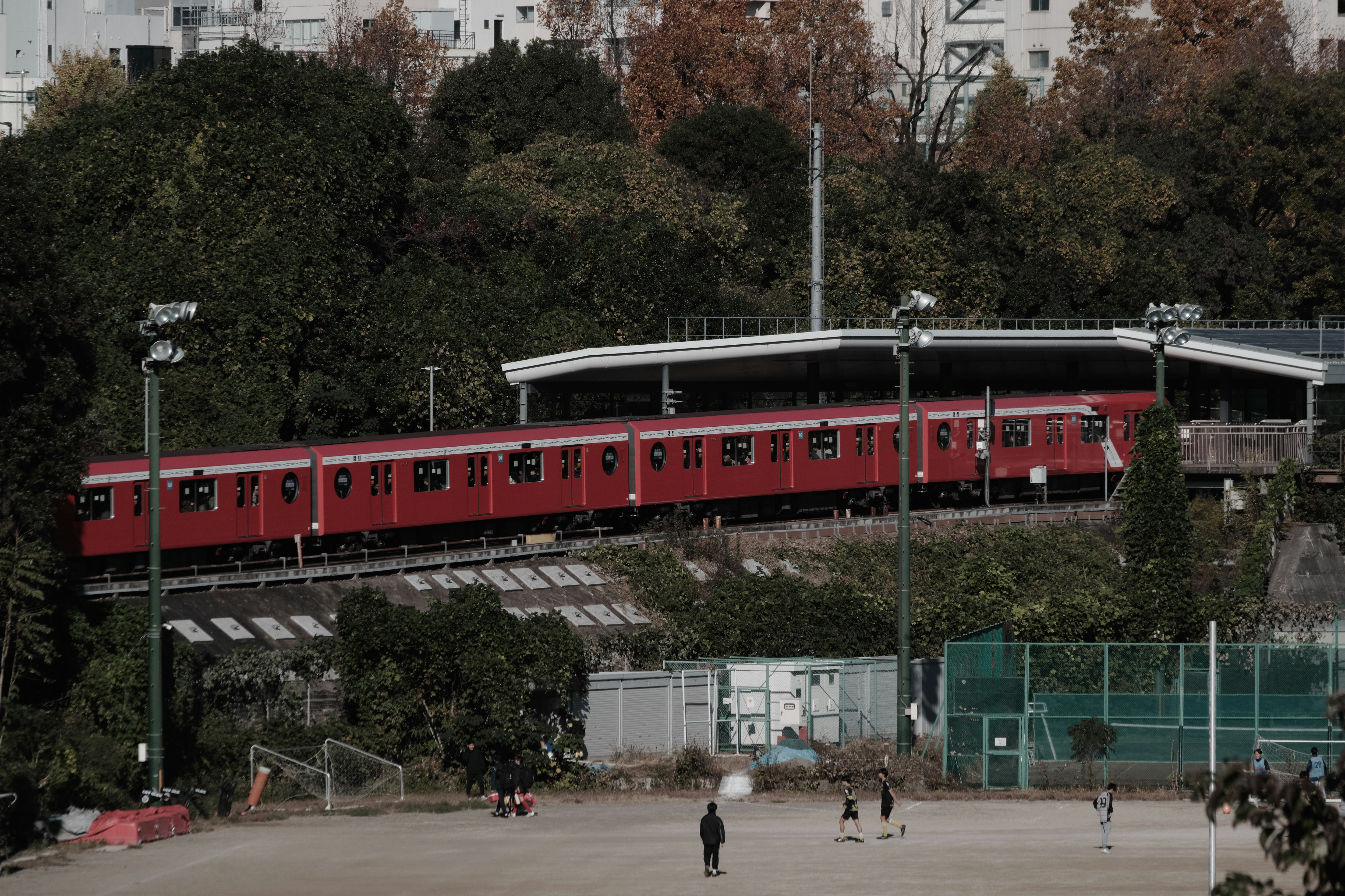 四谷駅と丸ノ内線を走る赤い電車のある都心風景