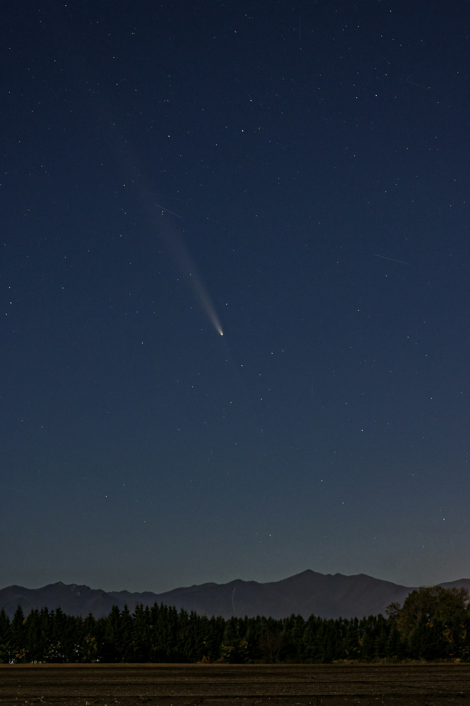 夜空中彗星與星星的壯麗景色
