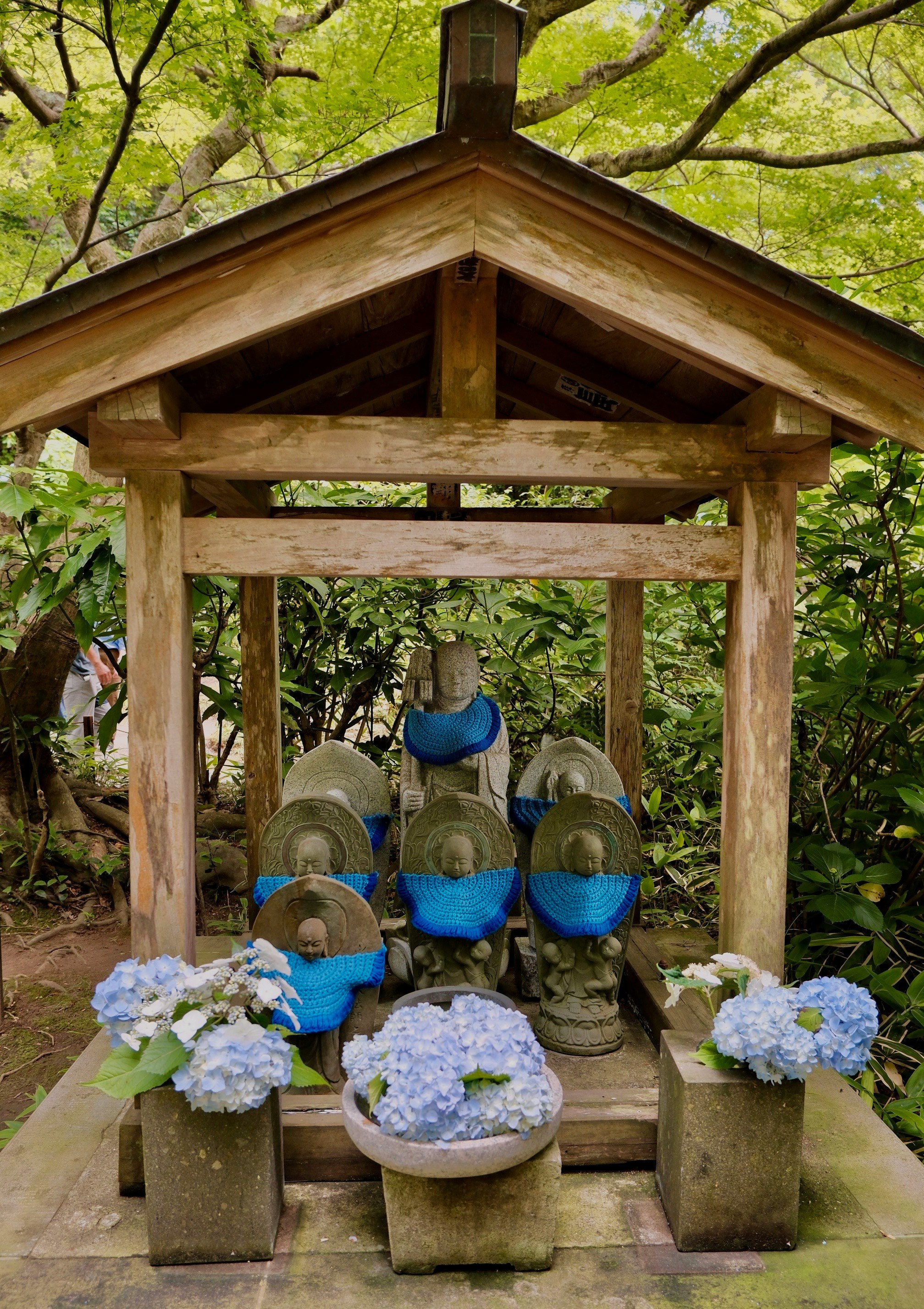雨の季節の地蔵が並ぶ寺の小さな祠
