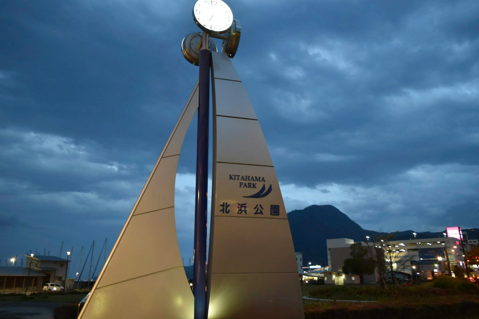 Monumento con reloj frente al mar