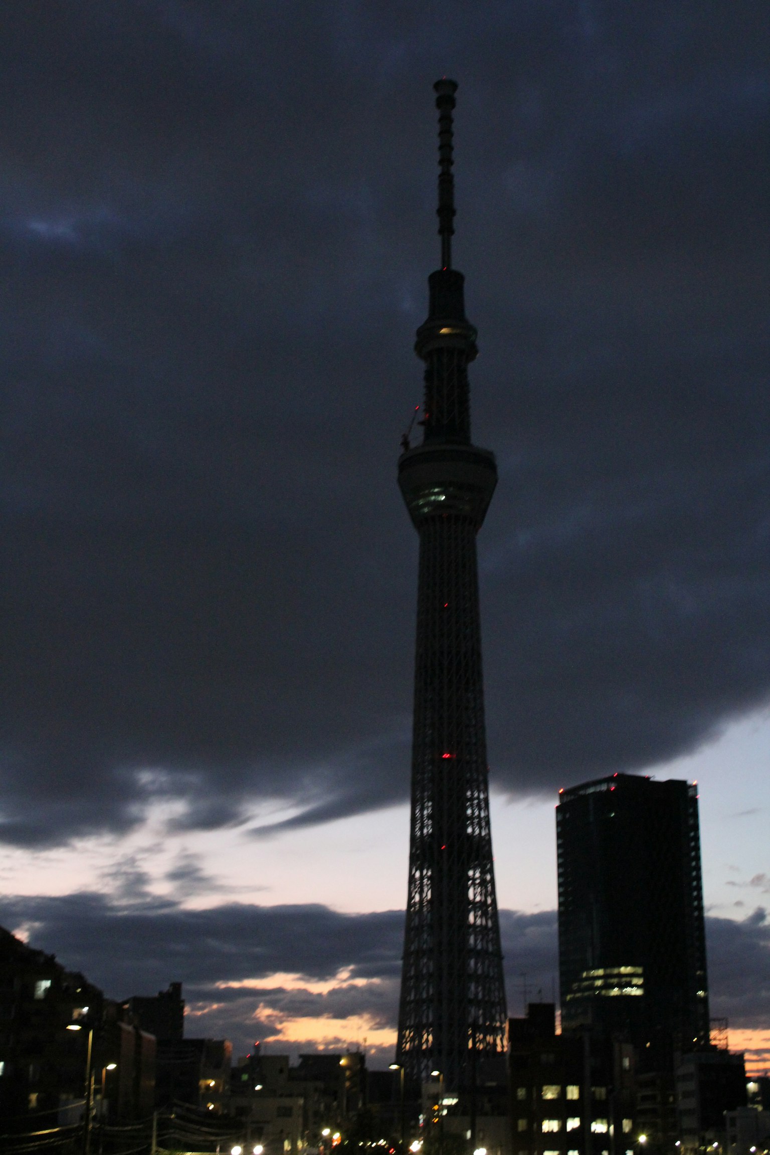 Silhouette de la Tokyo Skytree contra un cielo oscuro
