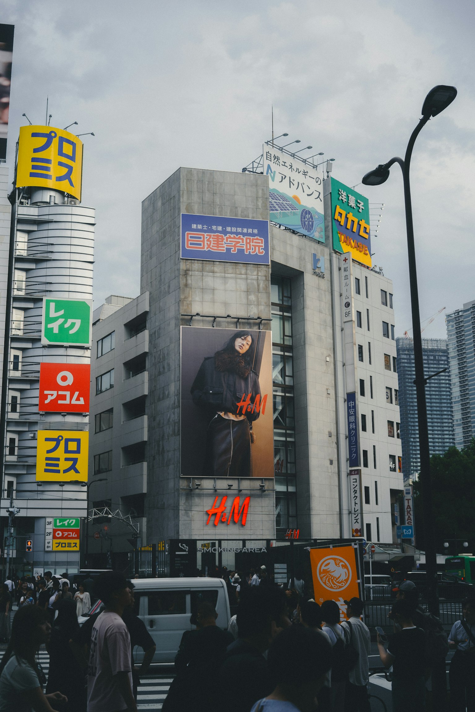 東京の繁華街にあるビルの外壁に大きな広告が掲示されている
