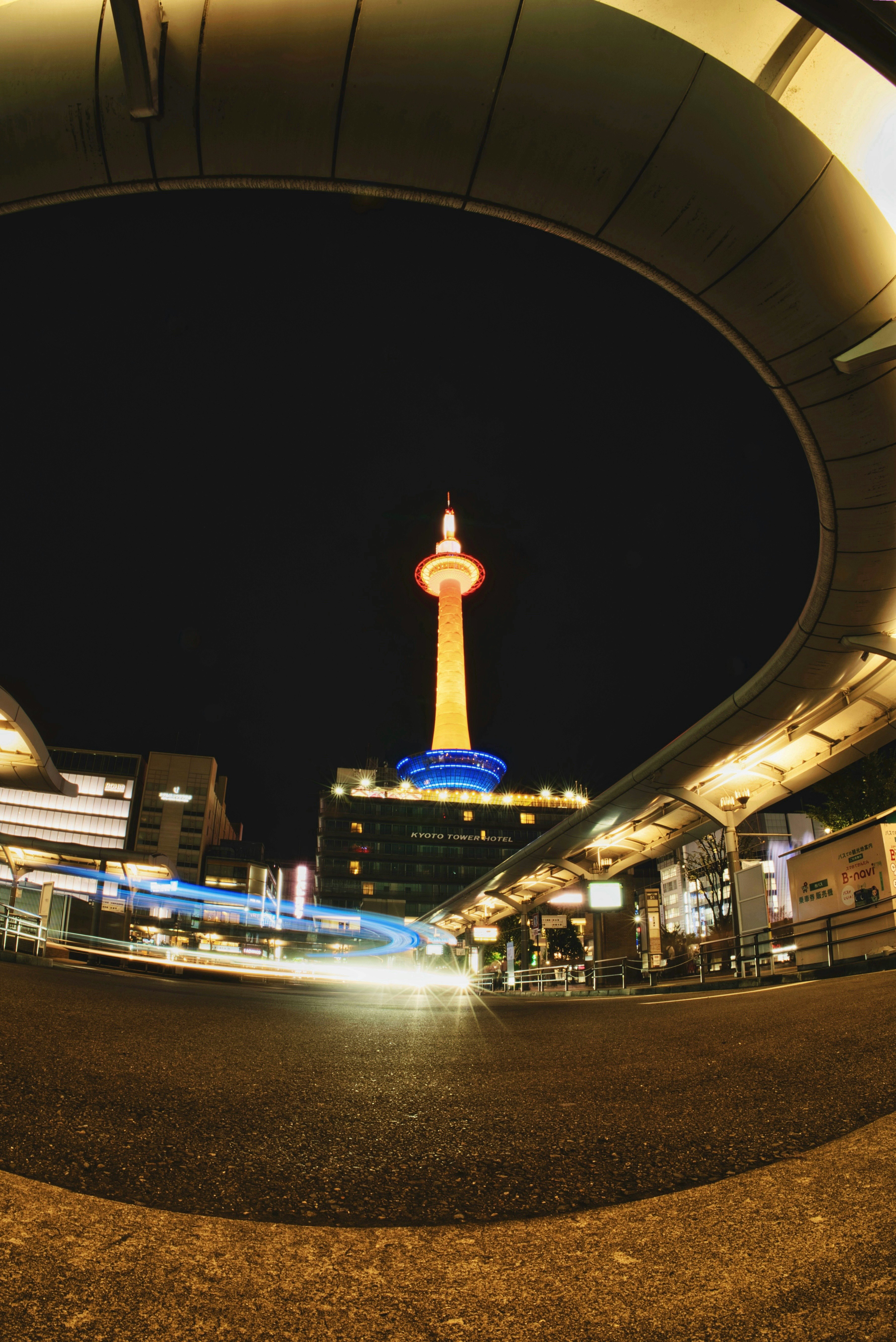 京都タワーを望む夜の駅前ロータリーの魚眼風景