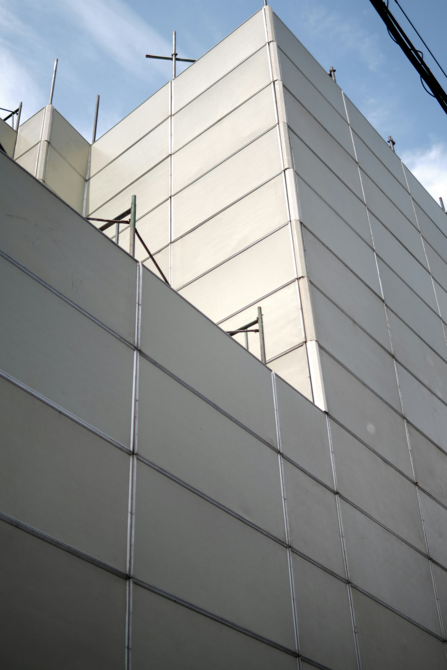 Façade de bâtiment blanc avec ciel bleu contrastant