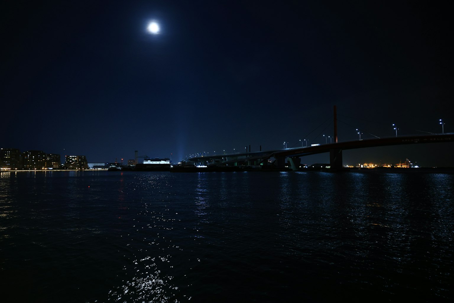 夜晚河流倒映月光與橋