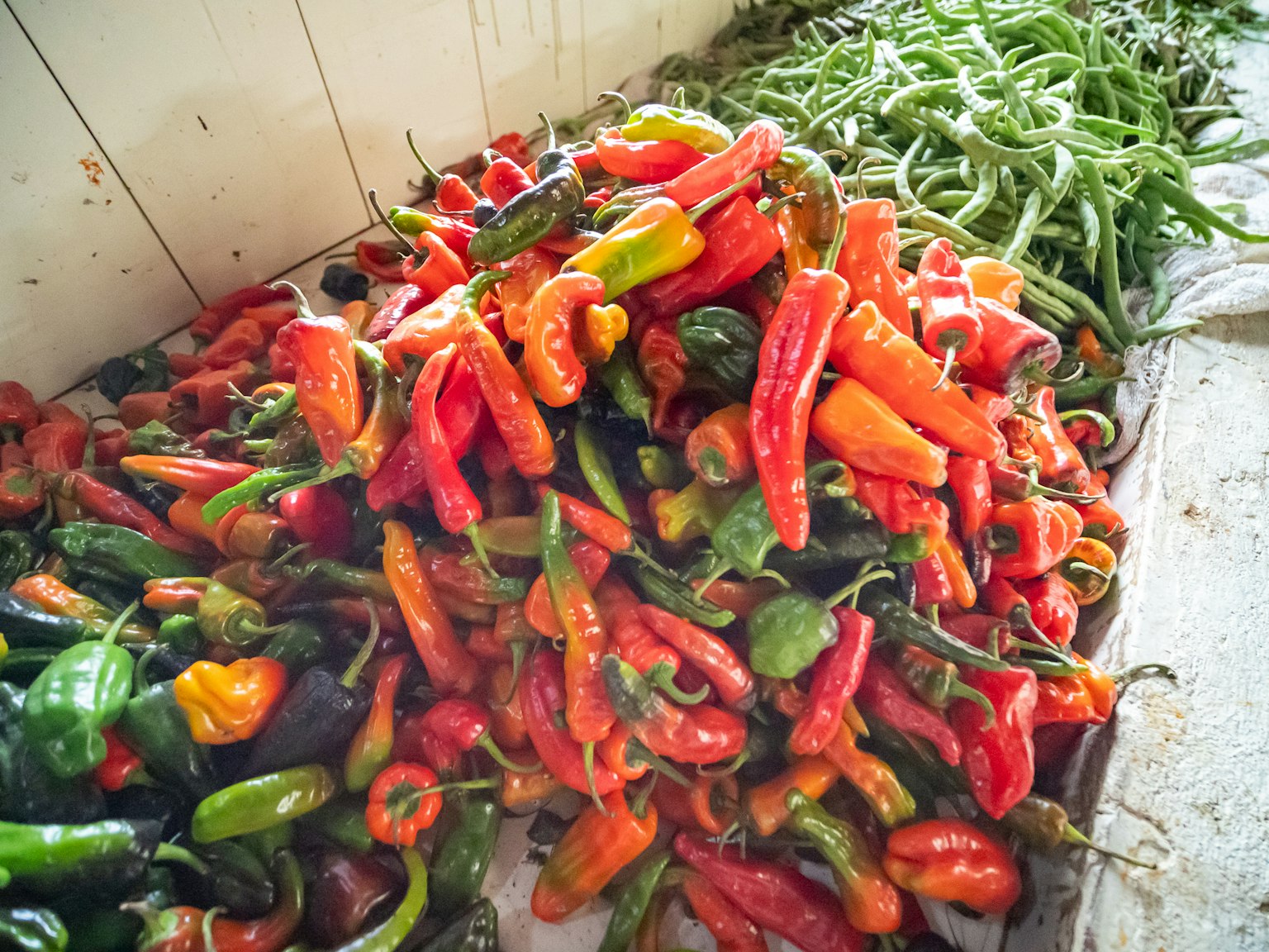 Một màn trình diễn sống động của ớt nhiều loại chất đống trong chợ