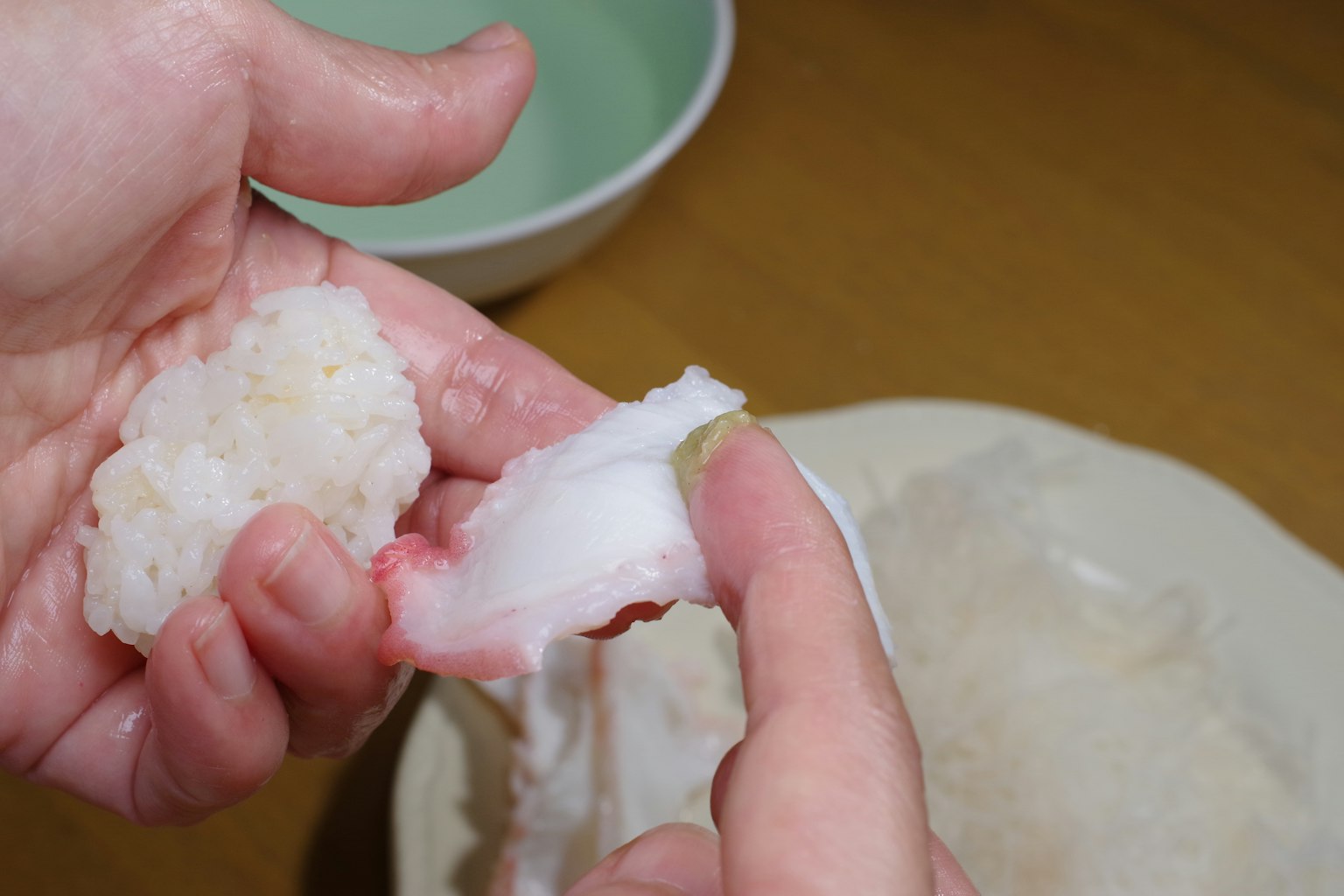 Una foto de arroz moldeado a mano con sashimi