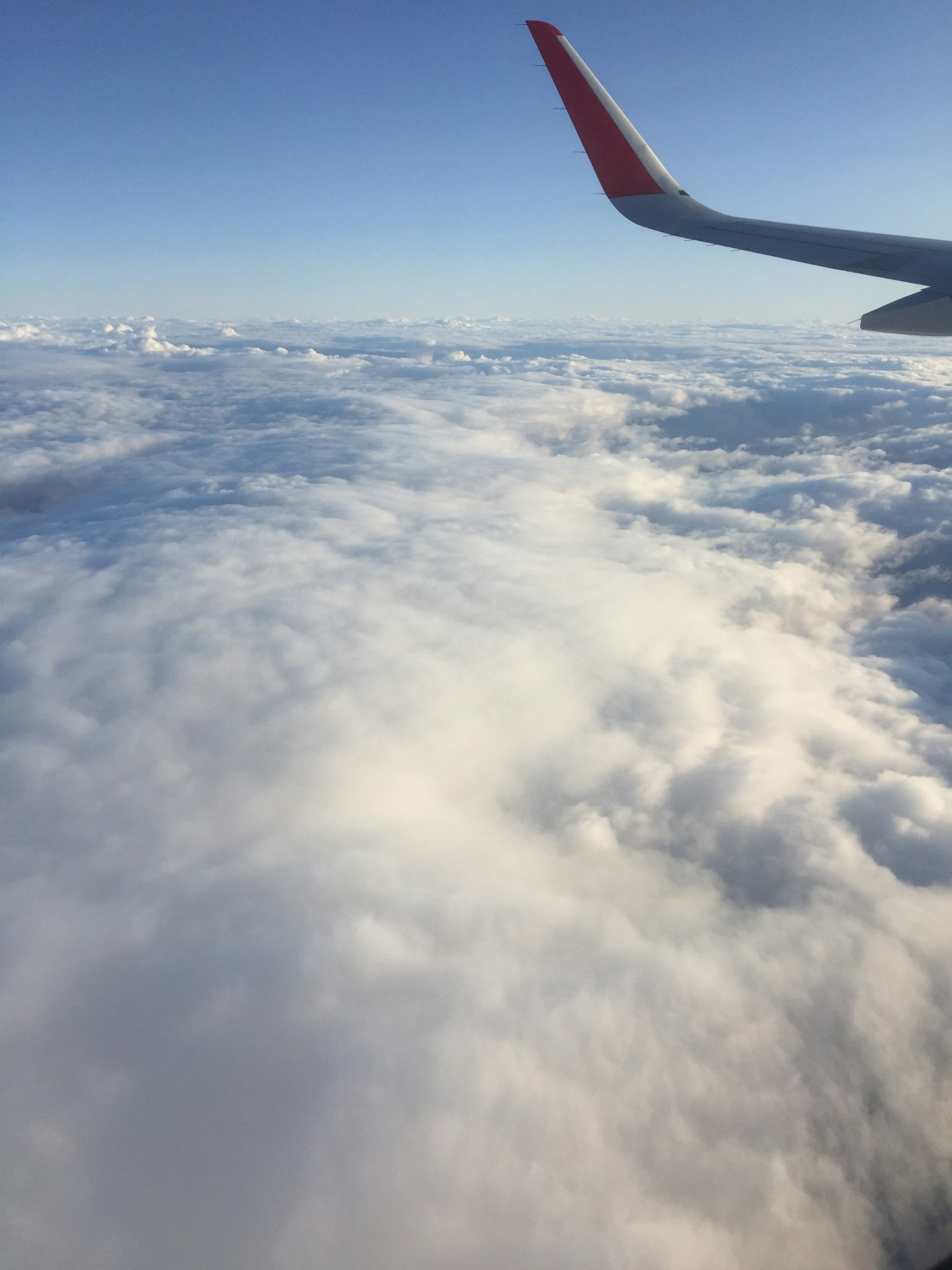 飛機翼上方的雲海景觀