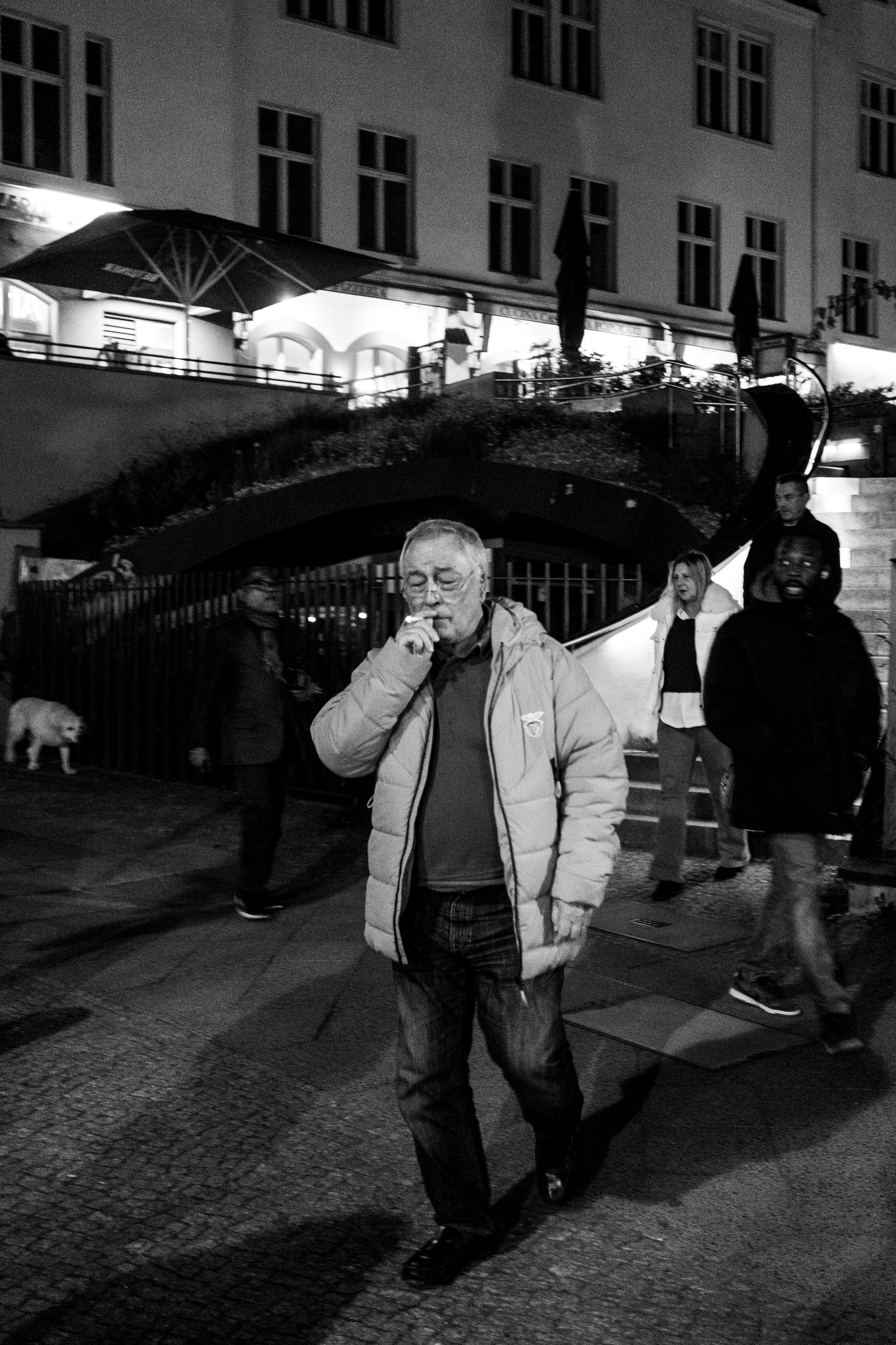 scatto notturno di persone che camminano in strada