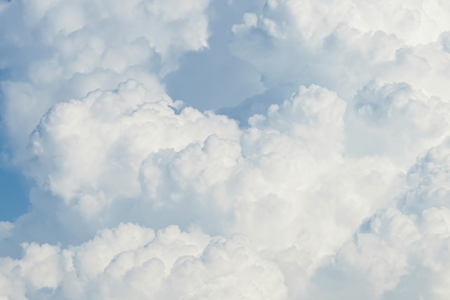 Nuvole bianche soffici in un cielo blu