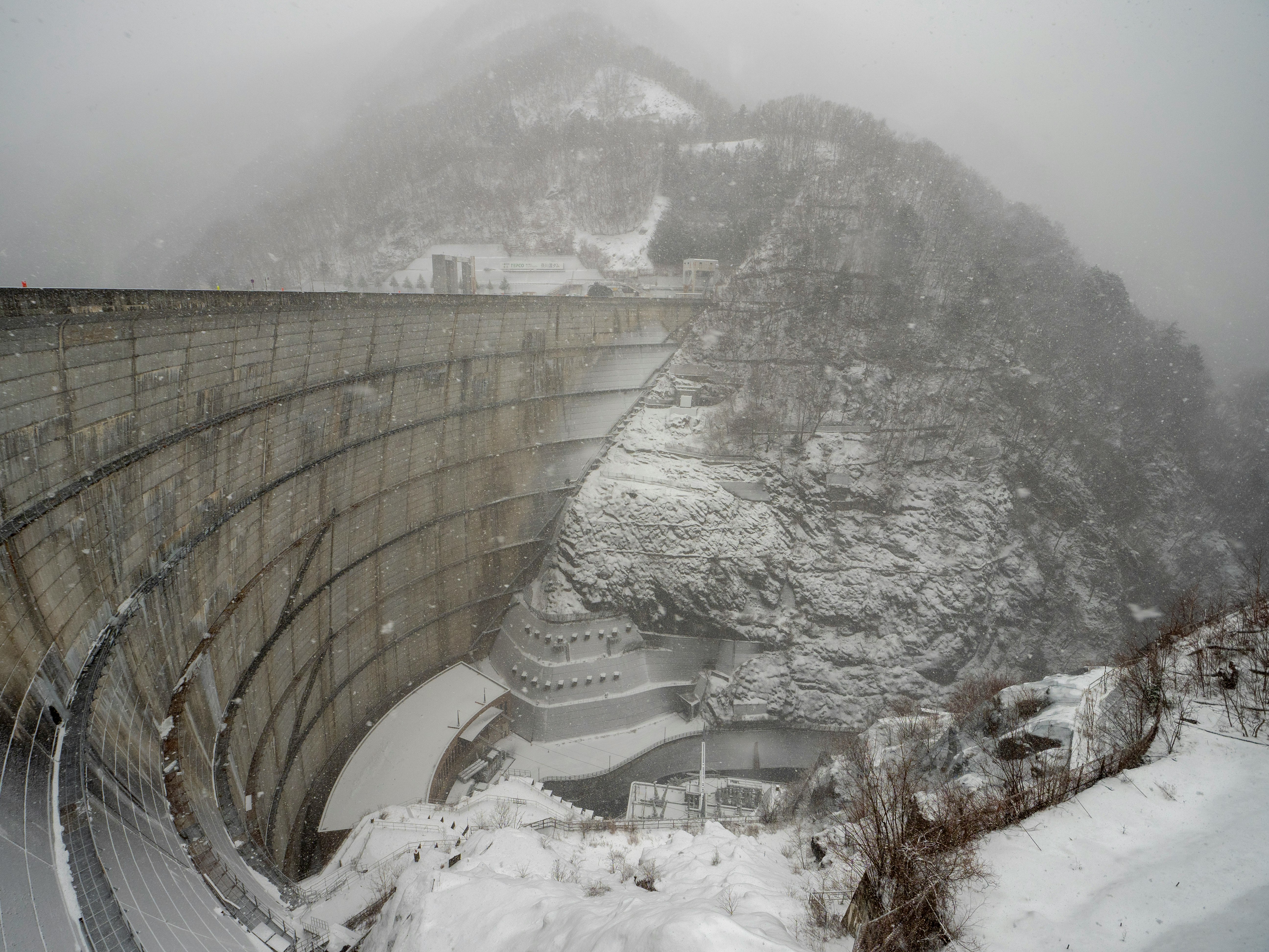 雪山と奈川渡ダムの吹雪の冬景色