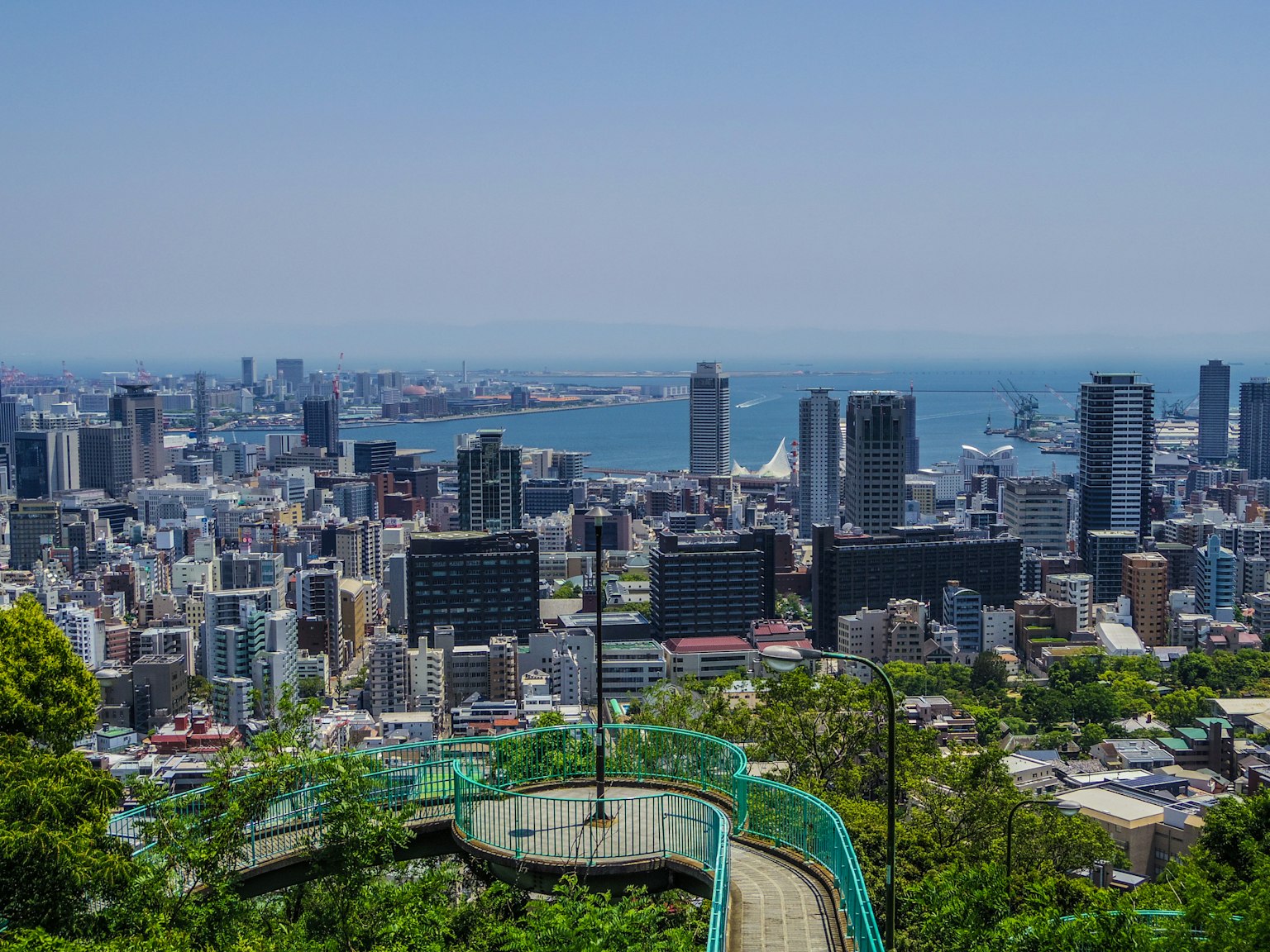 Una vista panoramica della città di Kobe con grattacieli e il porto