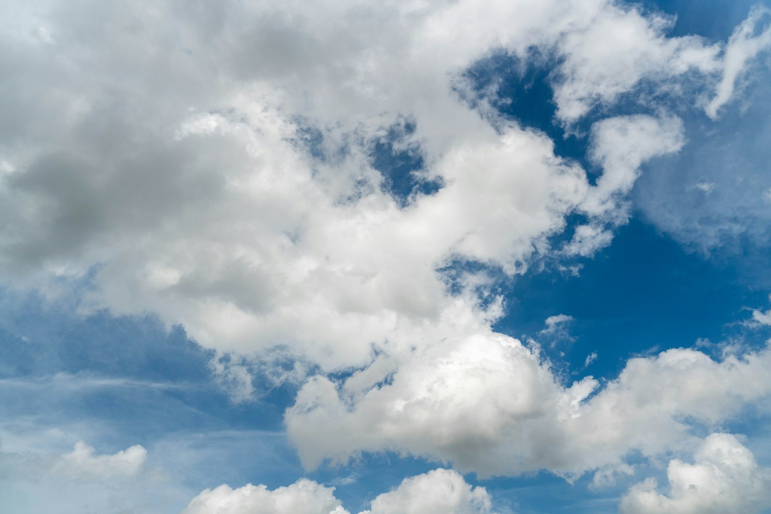 Paesaggio di nuvole bianche che fluttuano in un cielo blu