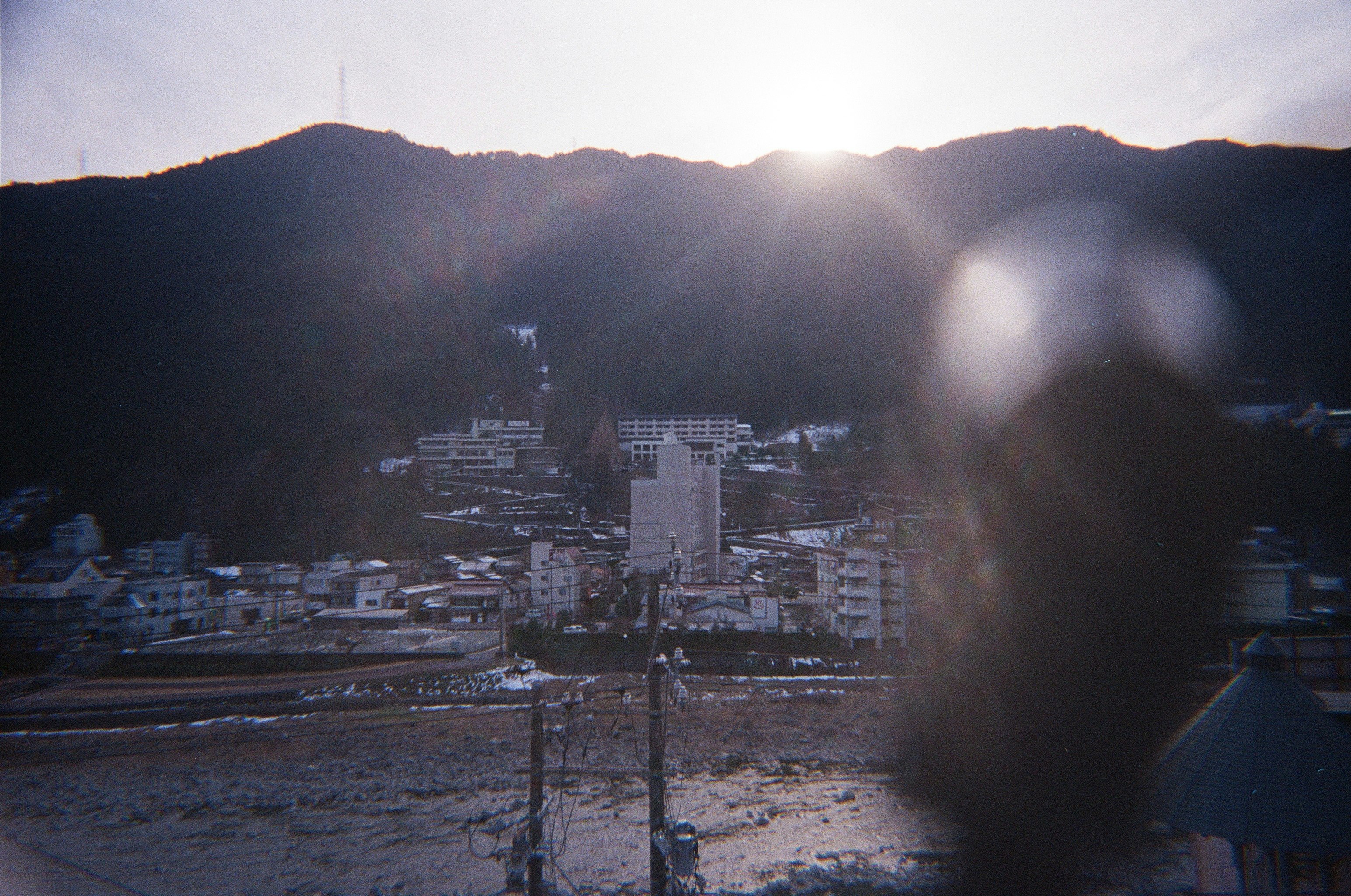 夕暮れの山並みと街並みを見下ろす眺望