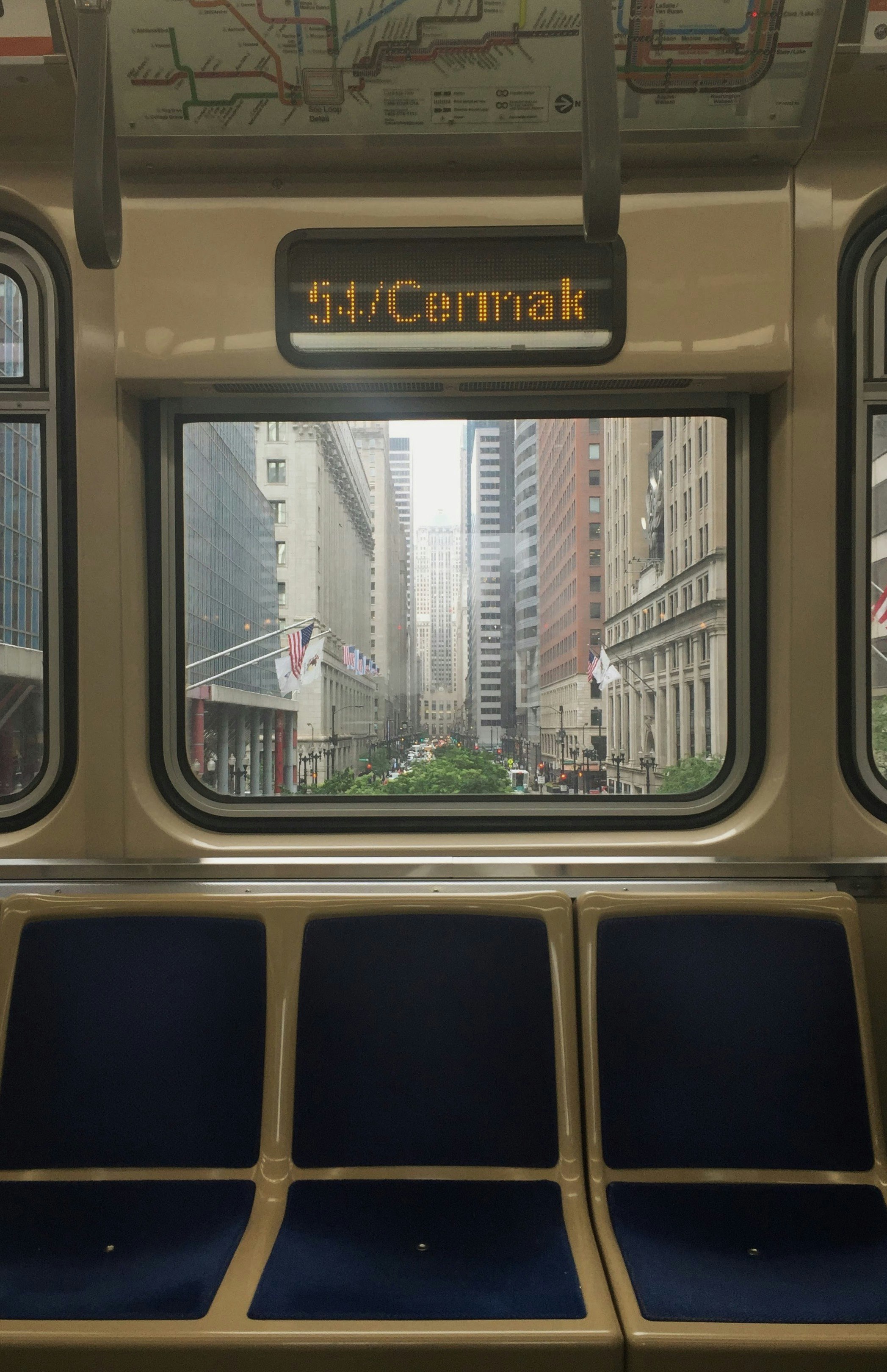 芝加哥车厢窗内显示“11/Cermak”，可见城市景观