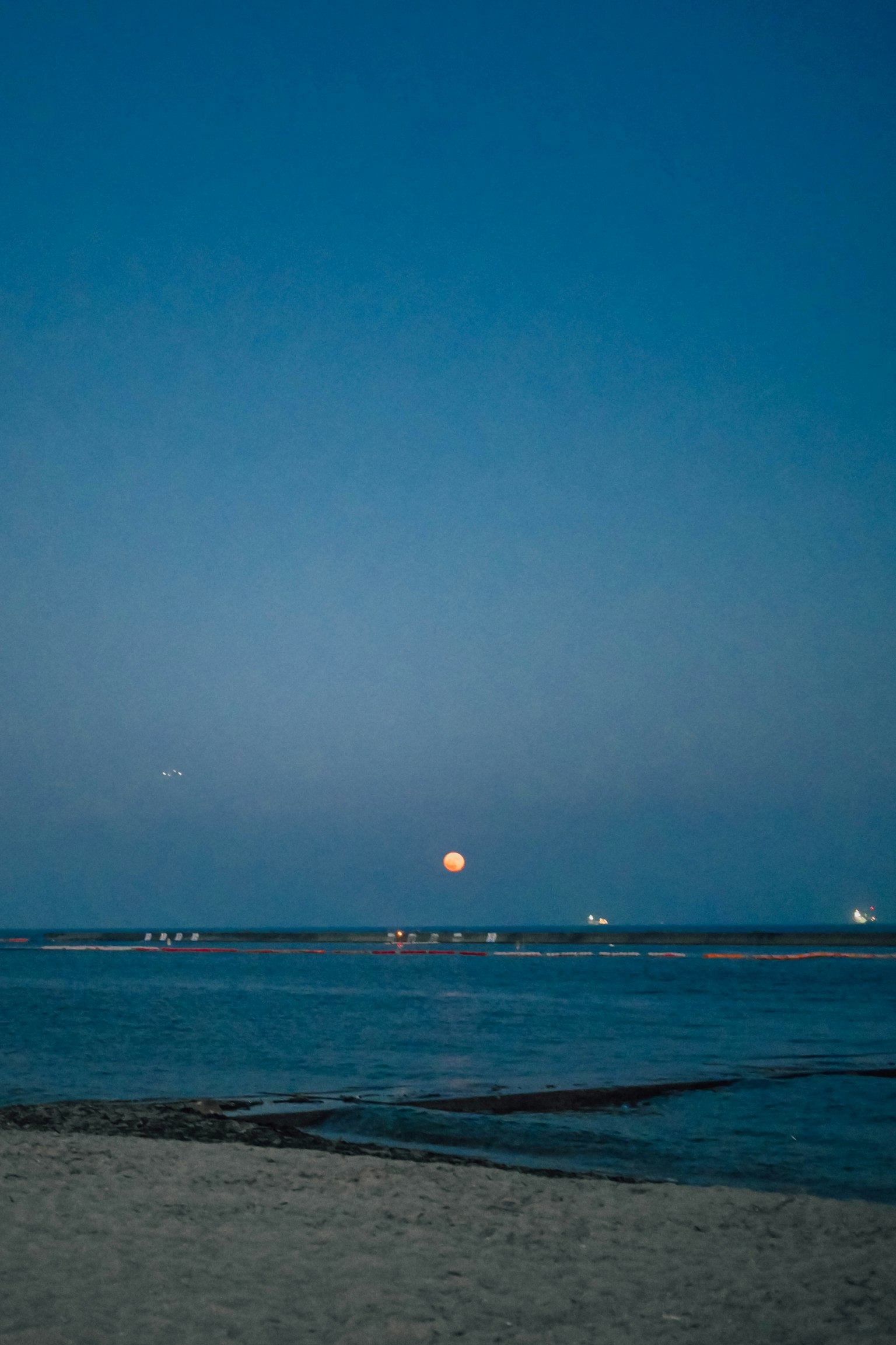 Cielo notturno con oceano e luce lunare