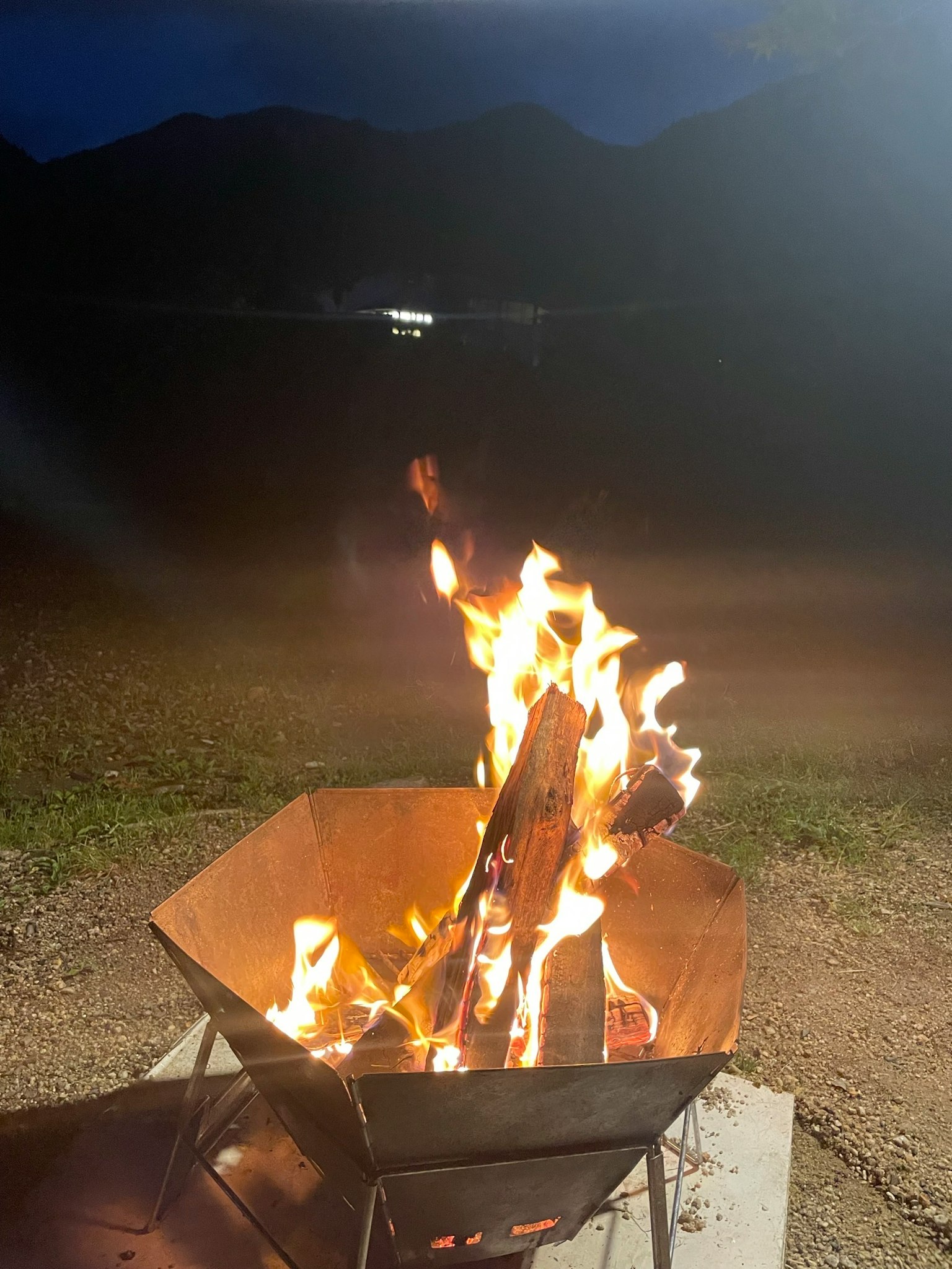 夜晚篝火的火焰升起