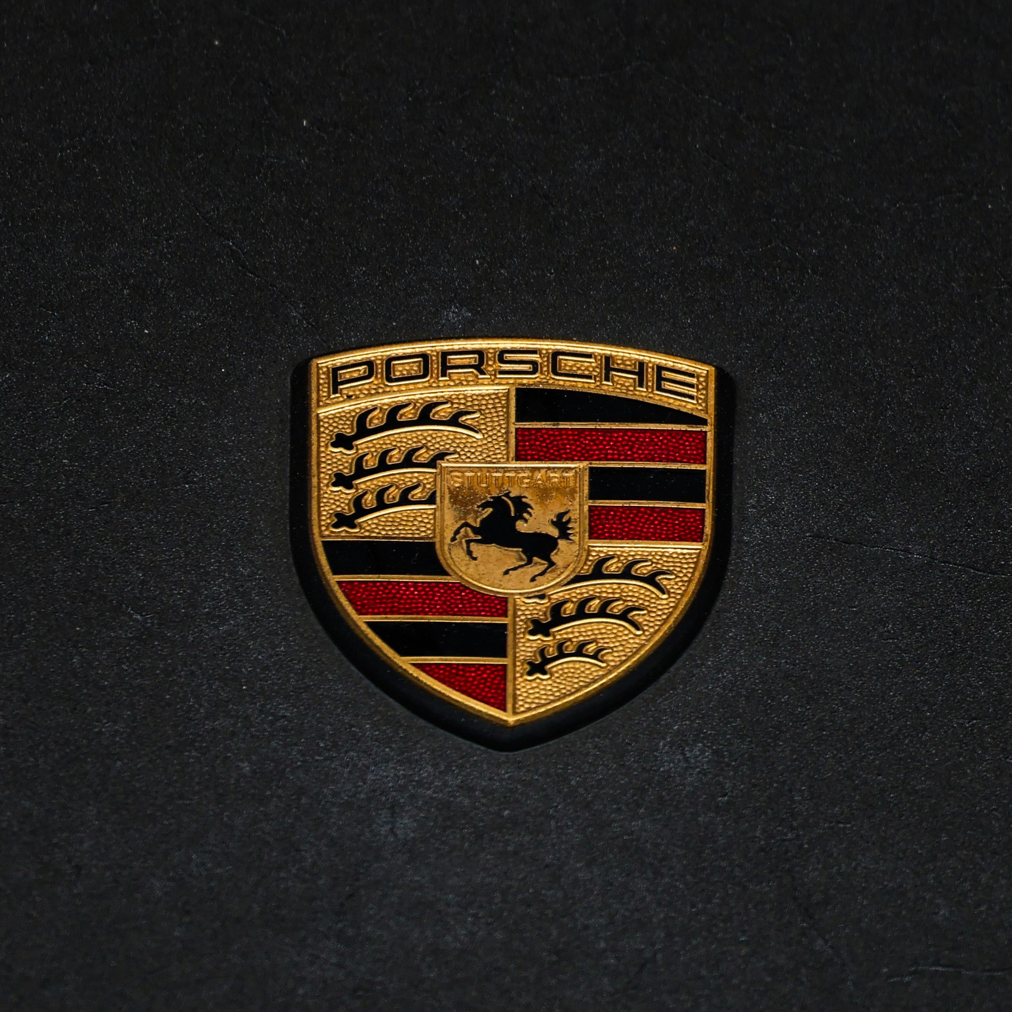 emblema de Porsche sobre fondo oscuro