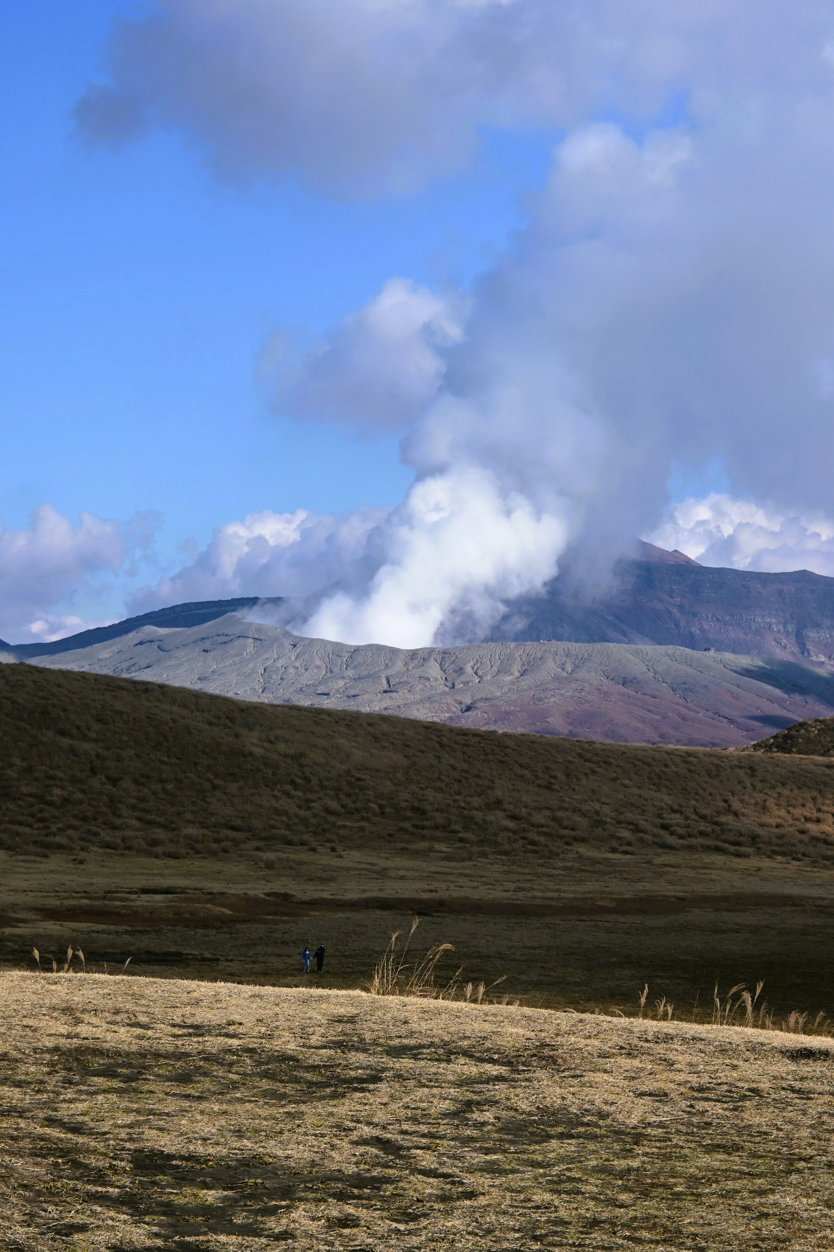 噴煙を上げる阿蘇中岳の火山風景