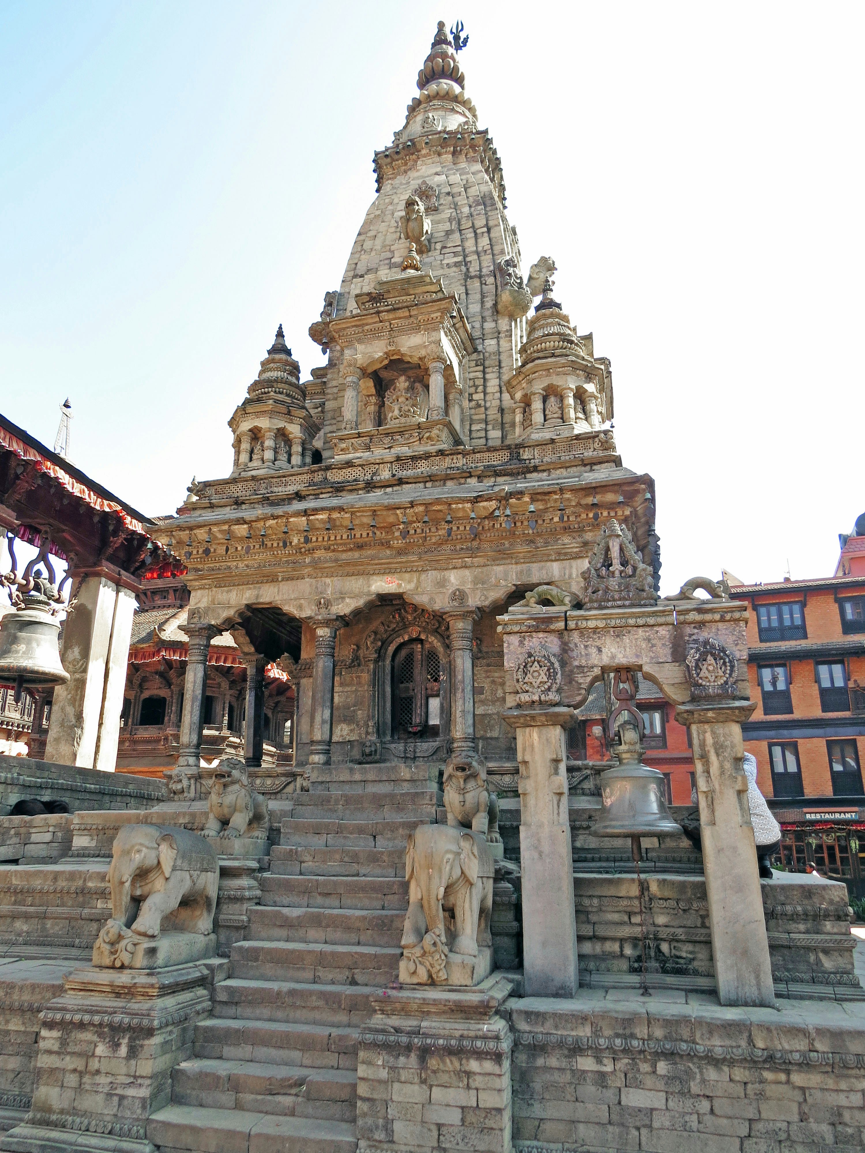 带雕刻石阶和雕像的寺庙正面