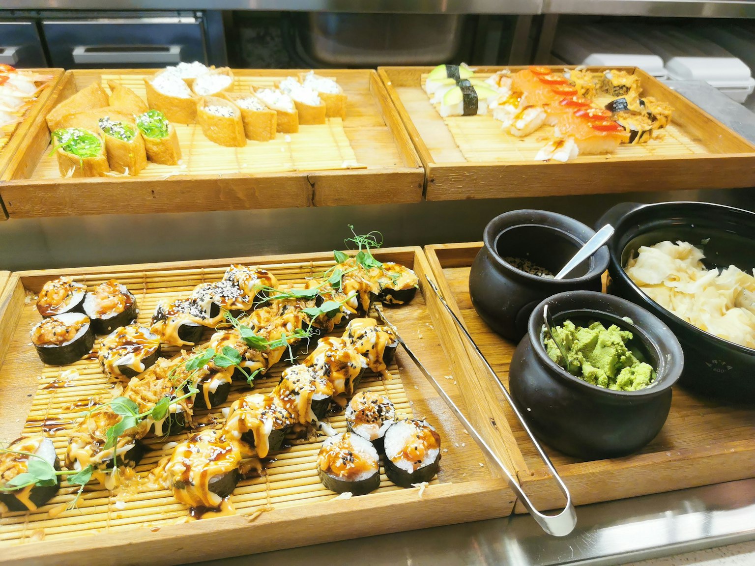 ซูชิหลากหลายที่จัดแสดงบนถาดไม้พร้อมข้างเคียง